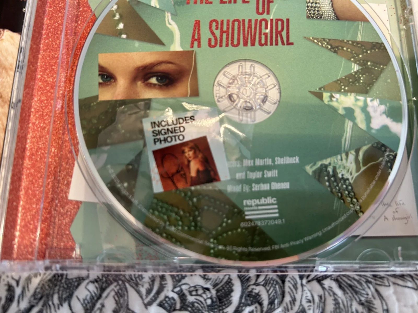 Taylor Swift - The Life of a Showgirl CD + Hand Signed Photo Pose#3. RARE, изображение 5