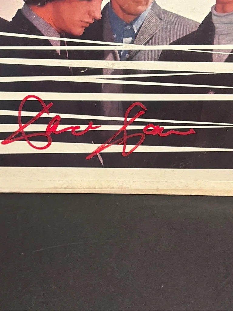 DAVE DAVIES Hand Signed THE KINKS KINDA KINKS LP, image 2