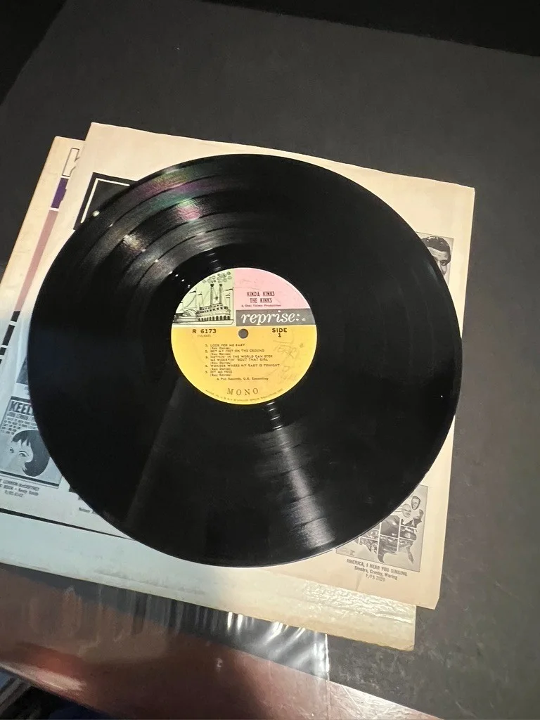 DAVE DAVIES Hand Signed THE KINKS KINDA KINKS LP, image 4