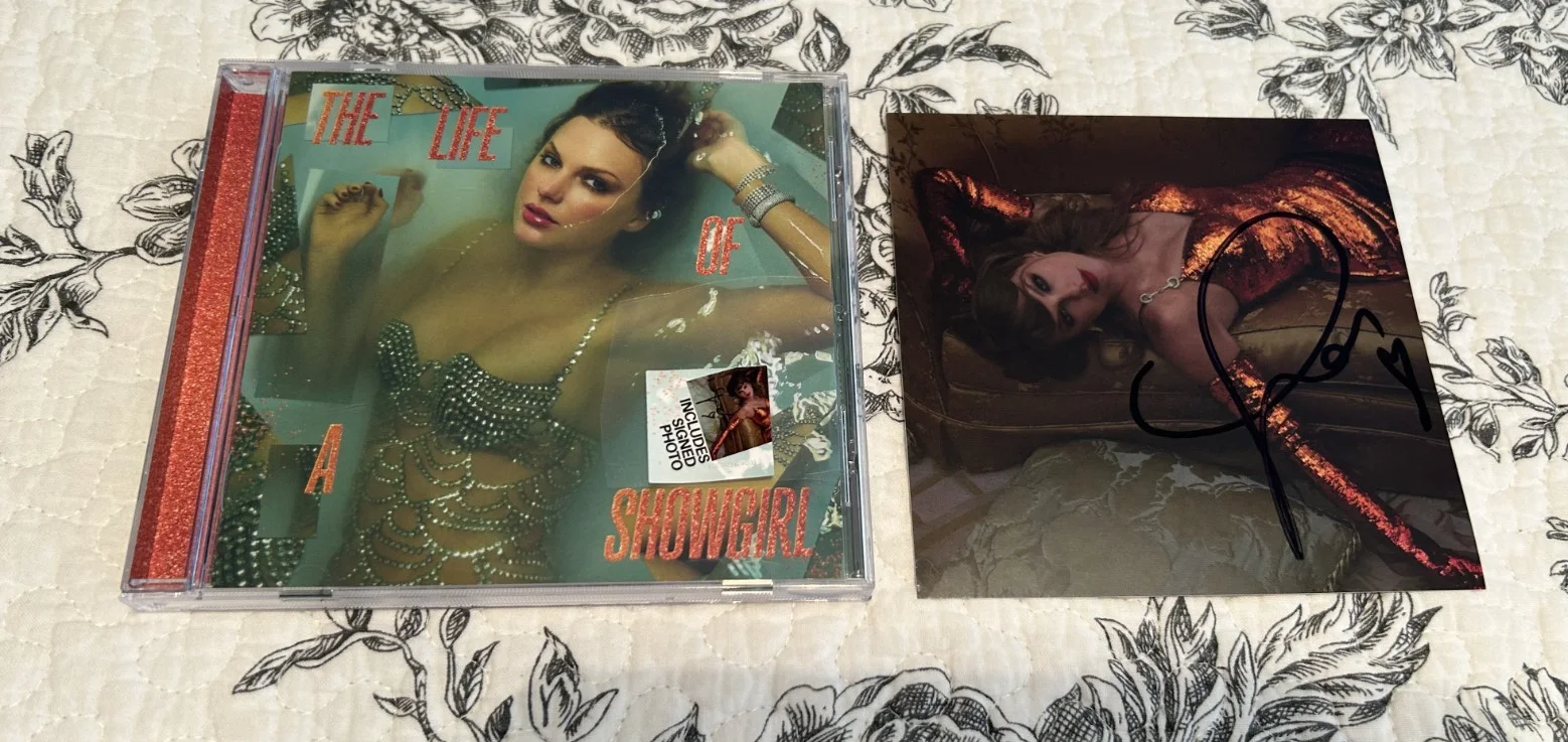 Taylor Swift - The Life of a Showgirl CD + Hand Signed Photo Pose#2. RARE, изображение 2