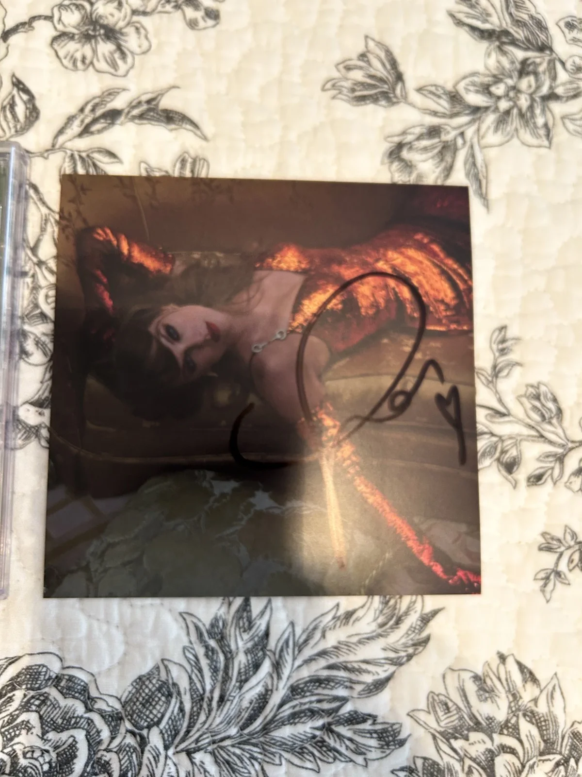 Taylor Swift - The Life of a Showgirl CD + Hand Signed Photo Pose#2. RARE, изображение 3