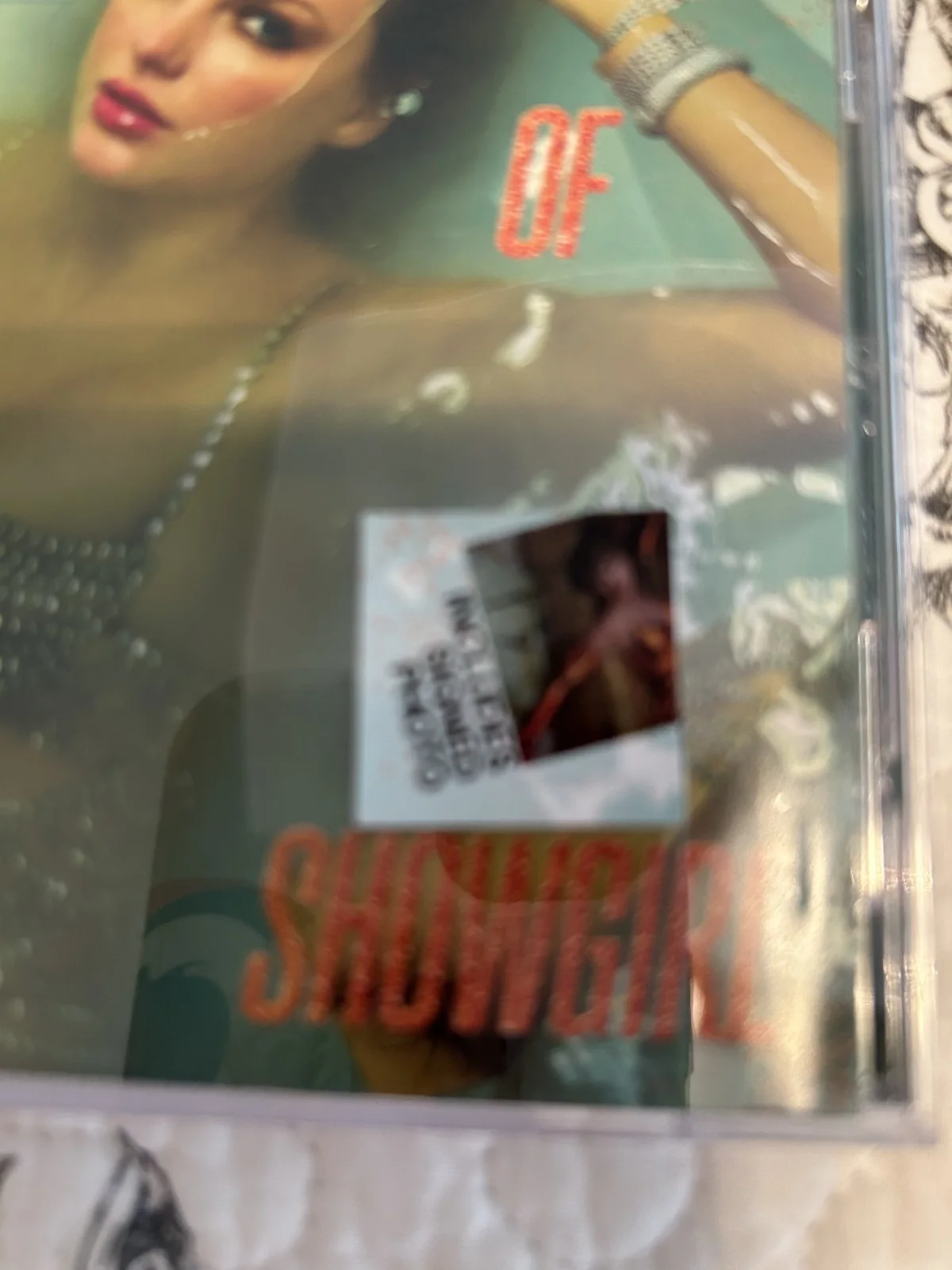 Taylor Swift - The Life of a Showgirl CD + Hand Signed Photo Pose#2. RARE, изображение 4