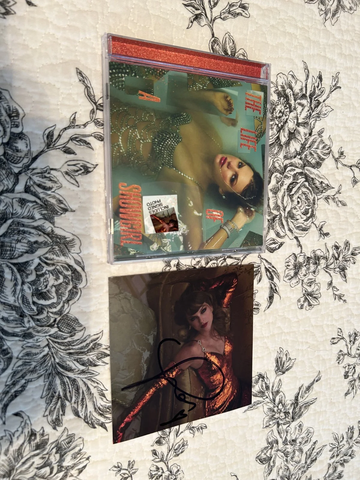 Taylor Swift - The Life of a Showgirl CD + Hand Signed Photo Pose#2. RARE, изображение 5
