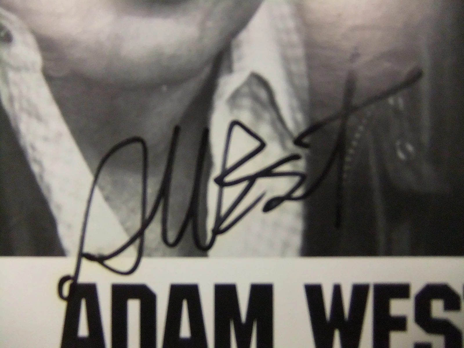 Adam West Signed B&W 8 1/2 x 11 Blockbuster Video Photo Batman Family Guy 80's, изображение 2