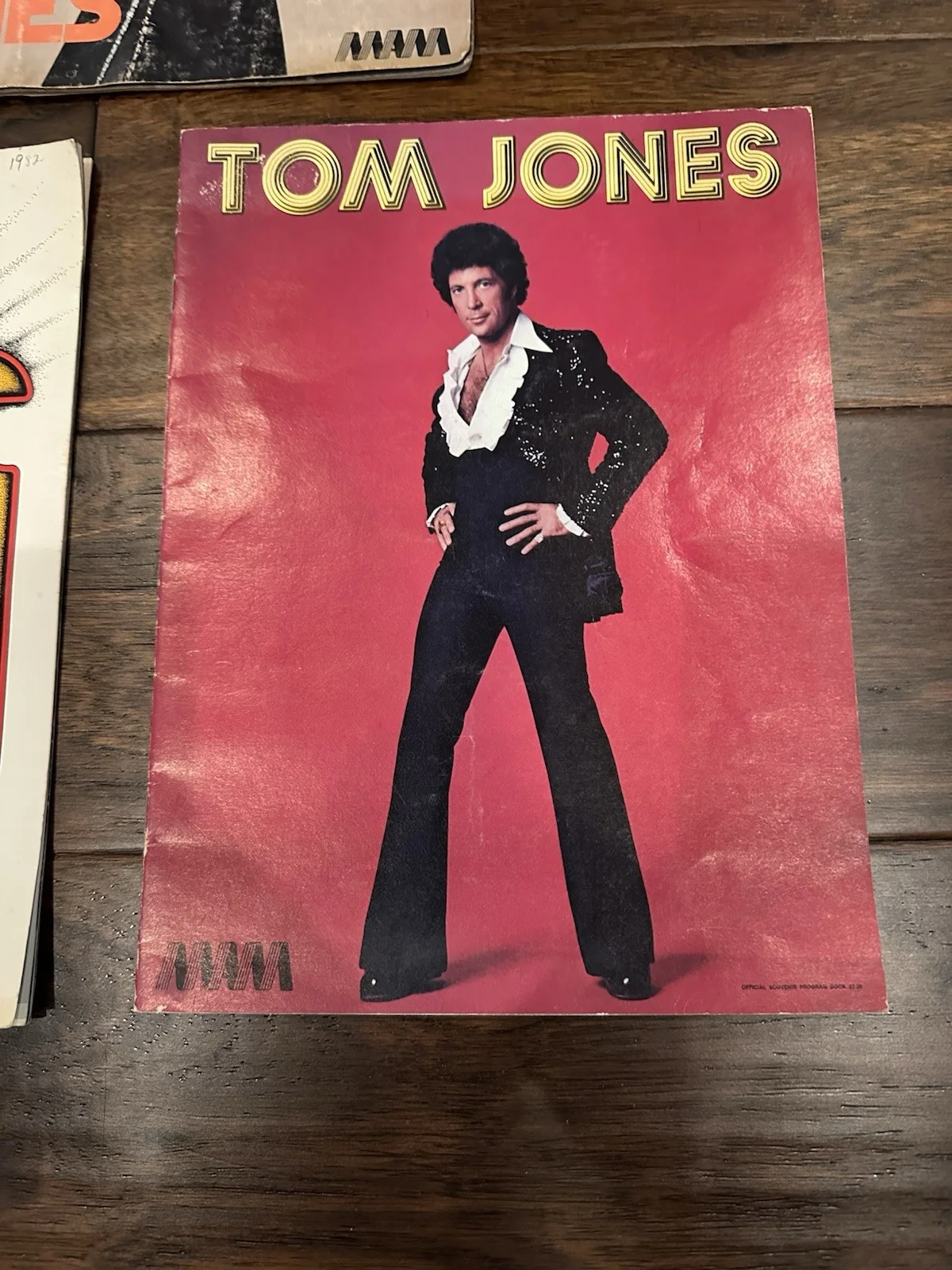 Tom Jones - 1974, 1974 & 1982? Concert Souvenir Program Book Autographed, изображение 3
