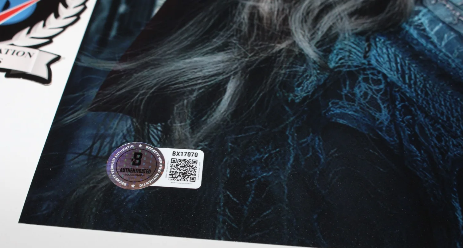 ELLE FANNING SIGNED 'MALEFICENT' 12x18 MOVIE POSTER AUTOGRAPH BAS BECKETT COA, изображение 3