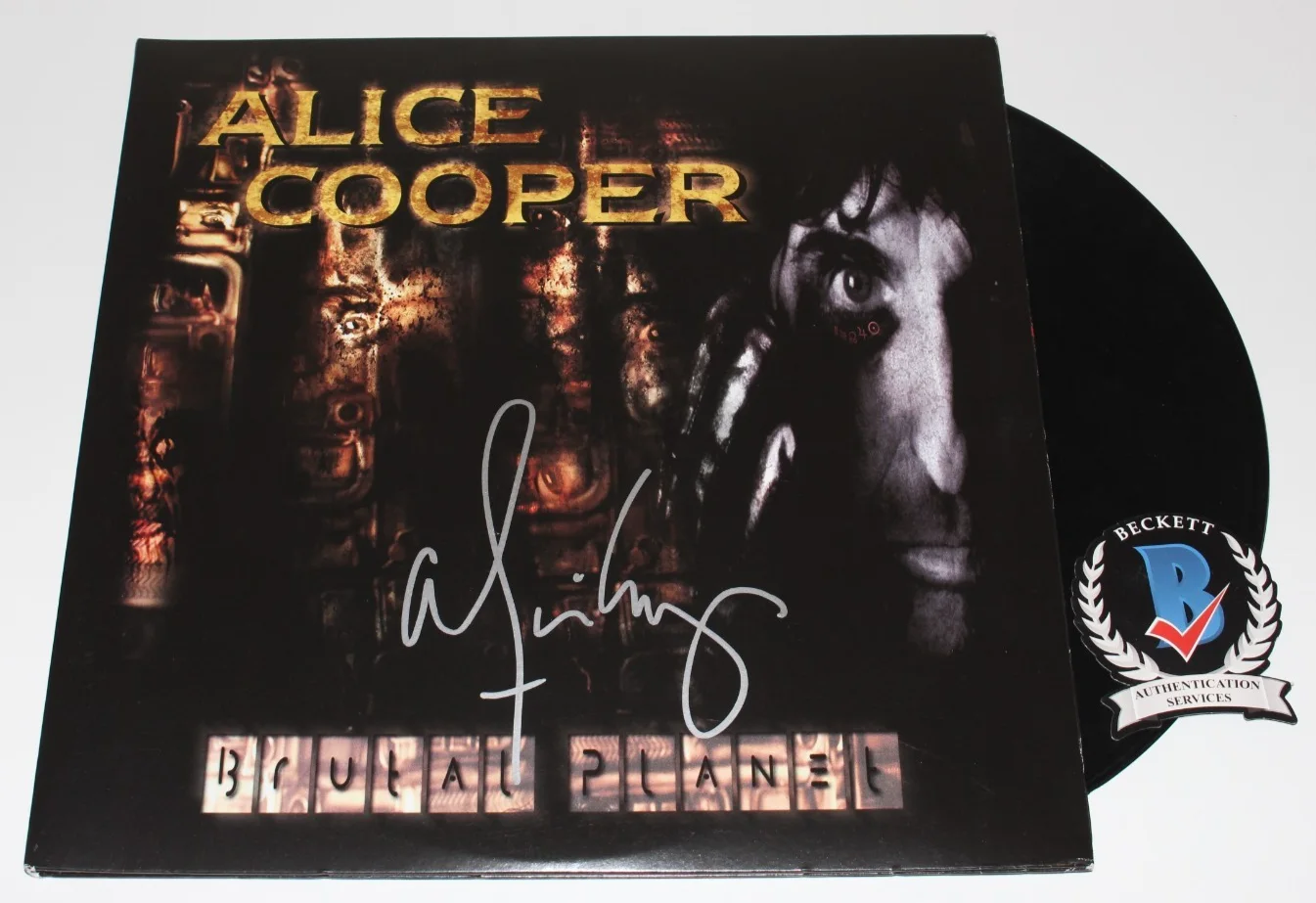 ALICE COOPER SIGNED 'BRUTAL PLANET' ALBUM VINYL RECORD LP BECKETT BAS COA PROOF, изображение 5