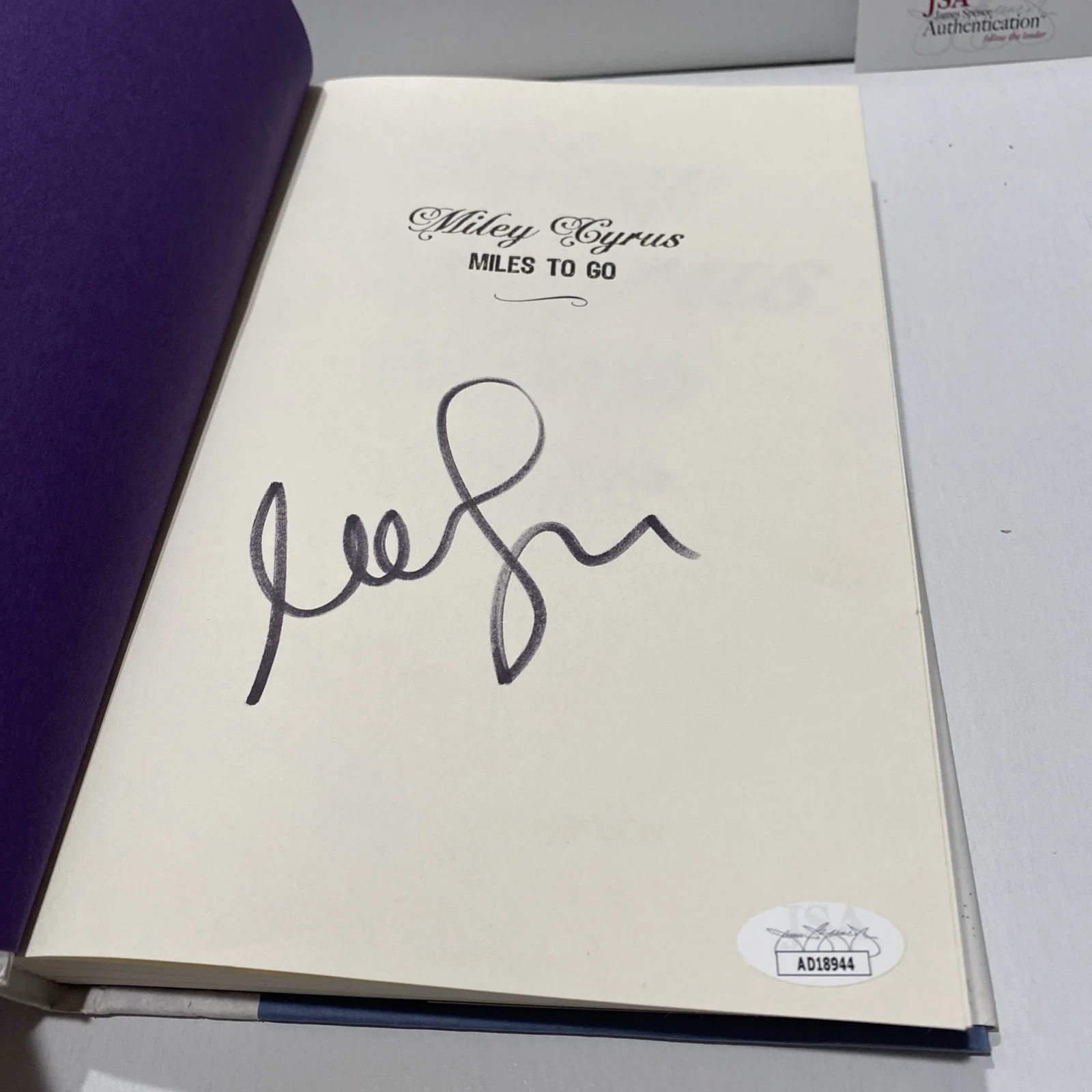 Miley Cyrus Hand SIGNED Autographed Hannah Montana Miles To Go Book COA, изображение 3