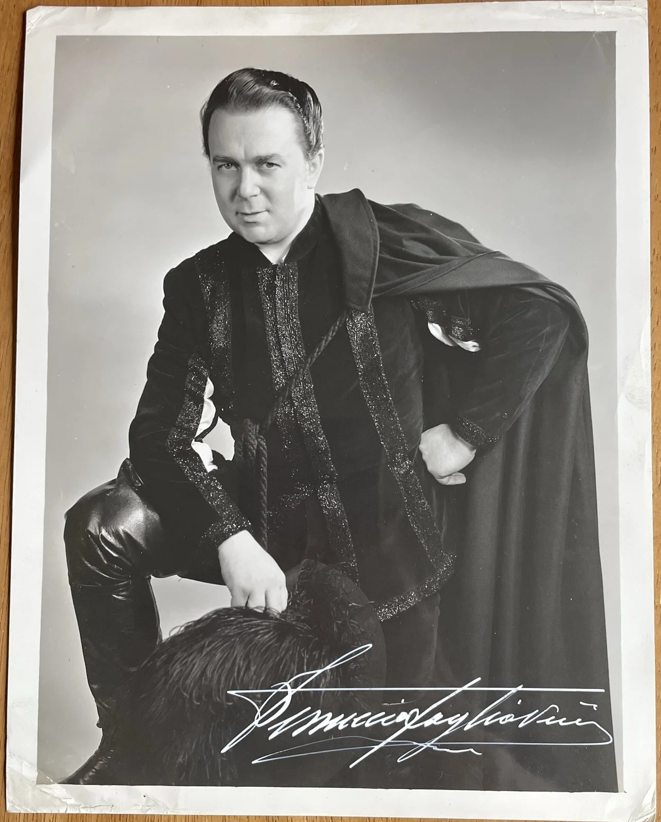 Italian Opera Tenor Ferruccio Tagliavini Autograph Photo in Costume, изображение 3