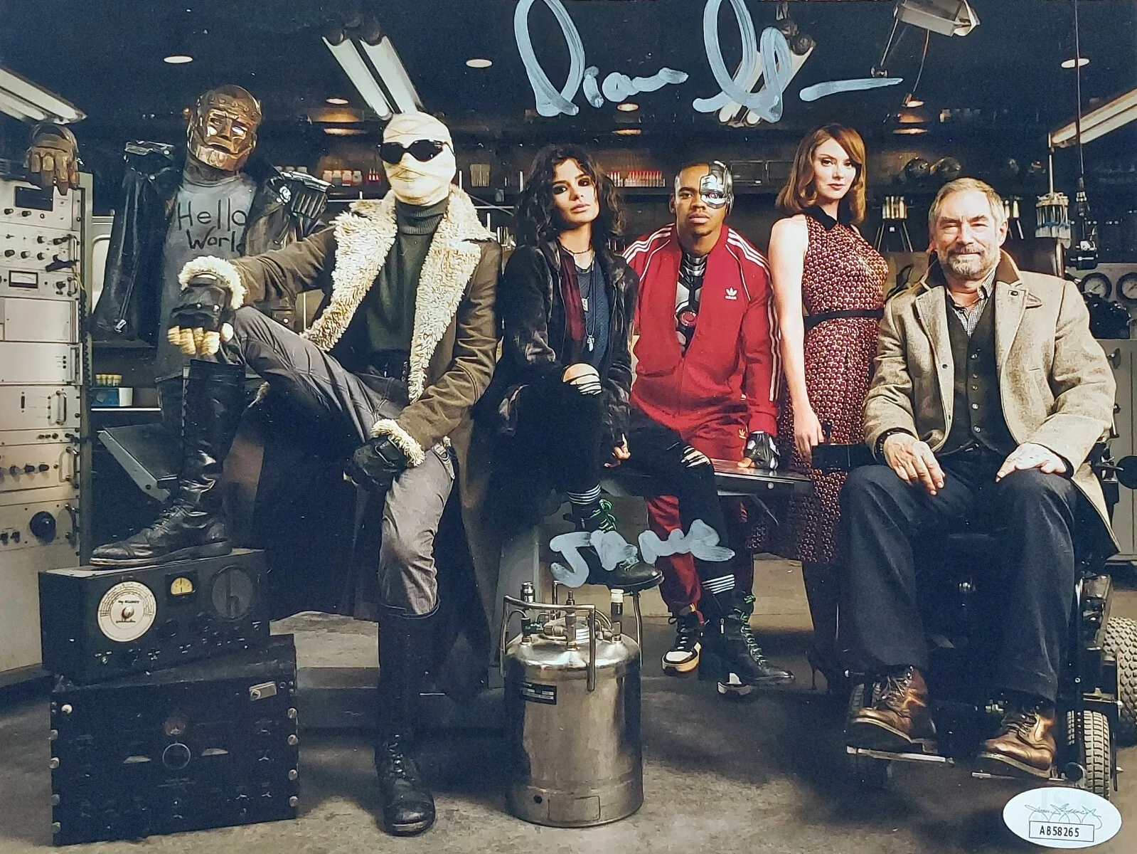 DIANE GUERRERO — Doom Patrol cast Diane Guerrero signed 8x10 Photo JSA COA "Crazy Jane" OISNB, изображение 2