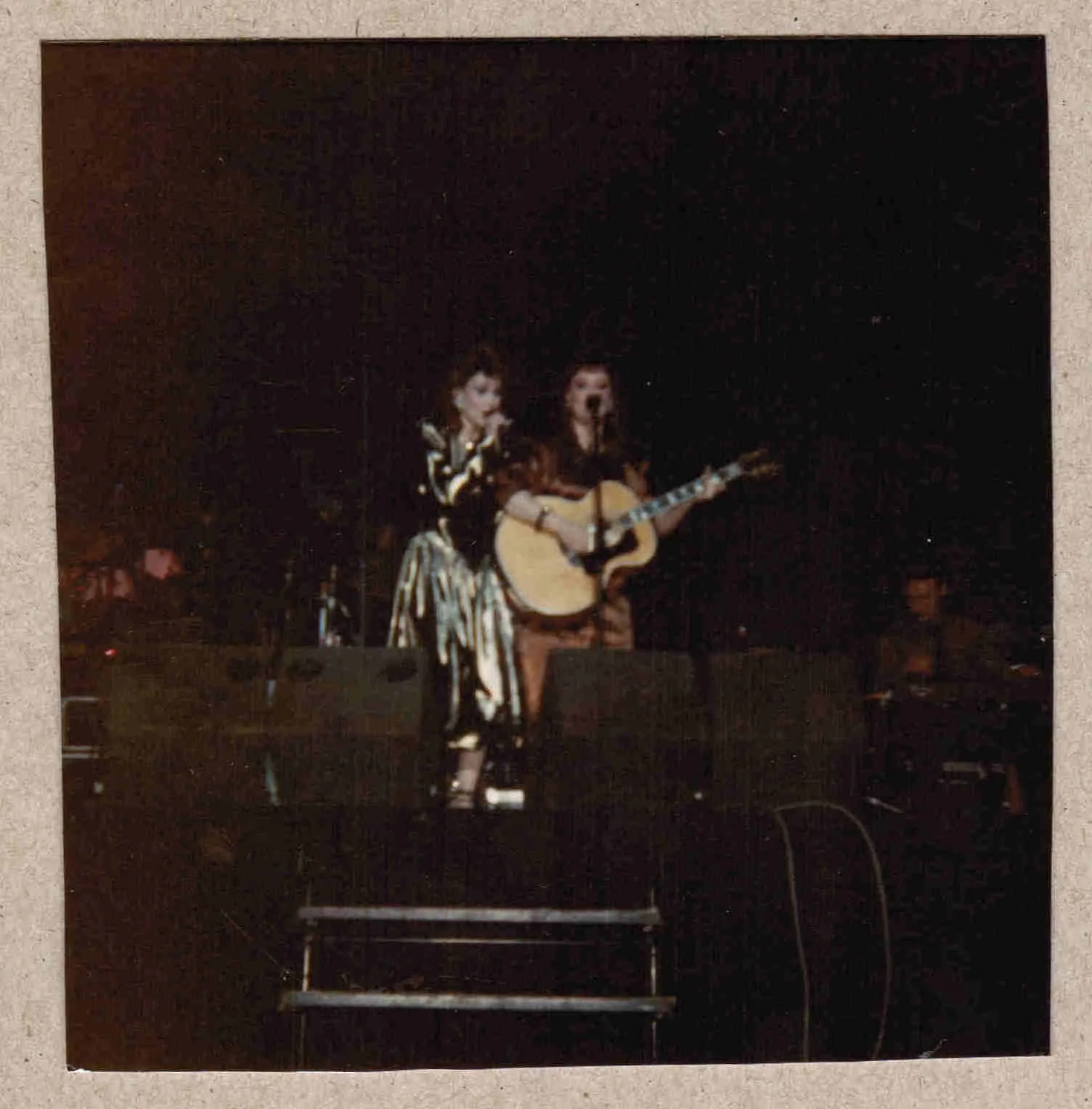 1986 Naomi/ Wynonna Judd Signed Autograph w/Fan Taken 3.5 x 3.5 OOAK Photo Judds, изображение 2