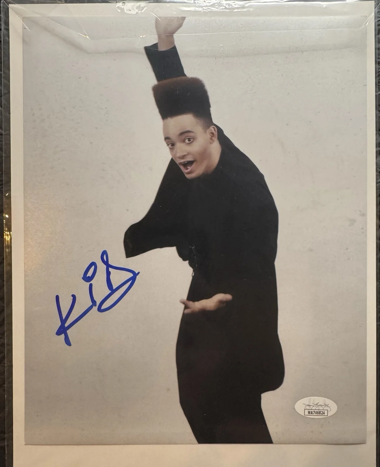 Uma Thurman — Kid of Kid N’ Play Hip hop / Actor Signed Autographed 8x10 Photo.