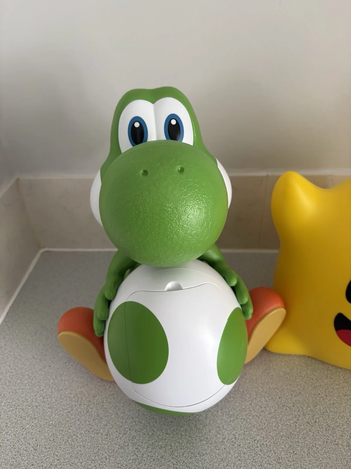 The Super Mario Galaxy Movie Official Yoshi & Light Up Yellow Luma Popcorn Tin, изображение 2