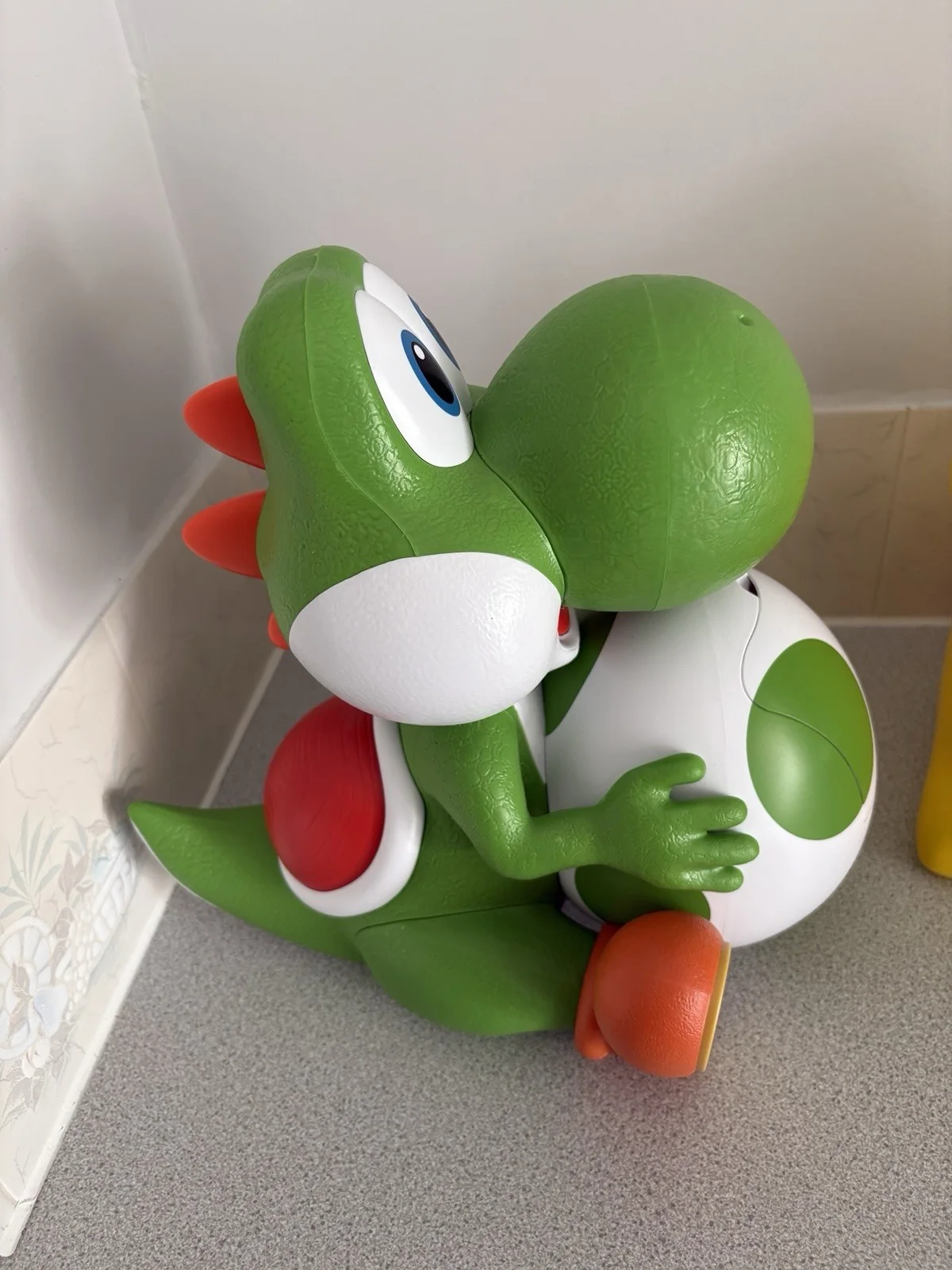 The Super Mario Galaxy Movie Official Yoshi & Light Up Yellow Luma Popcorn Tin, изображение 3