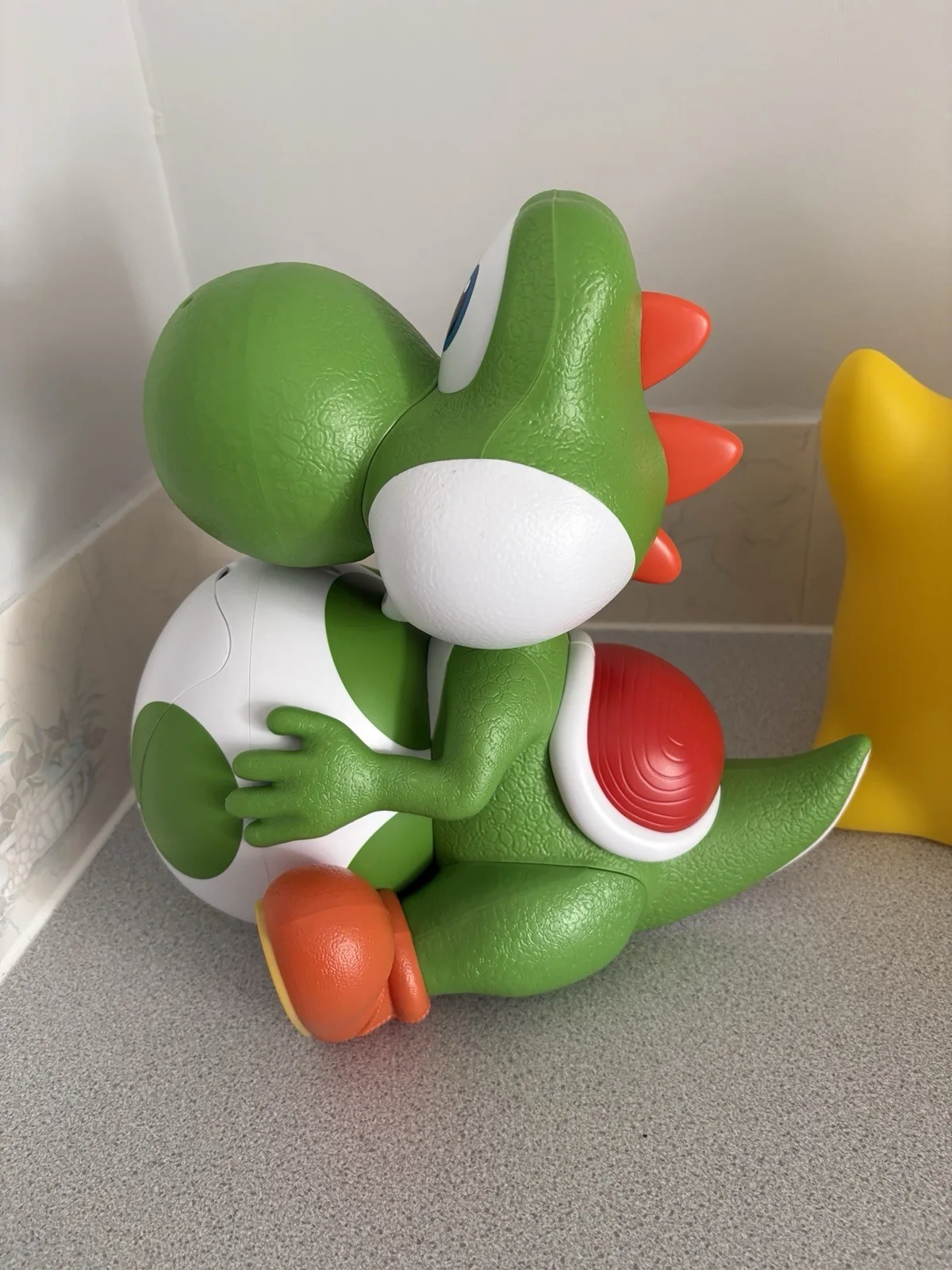 The Super Mario Galaxy Movie Official Yoshi & Light Up Yellow Luma Popcorn Tin, изображение 5