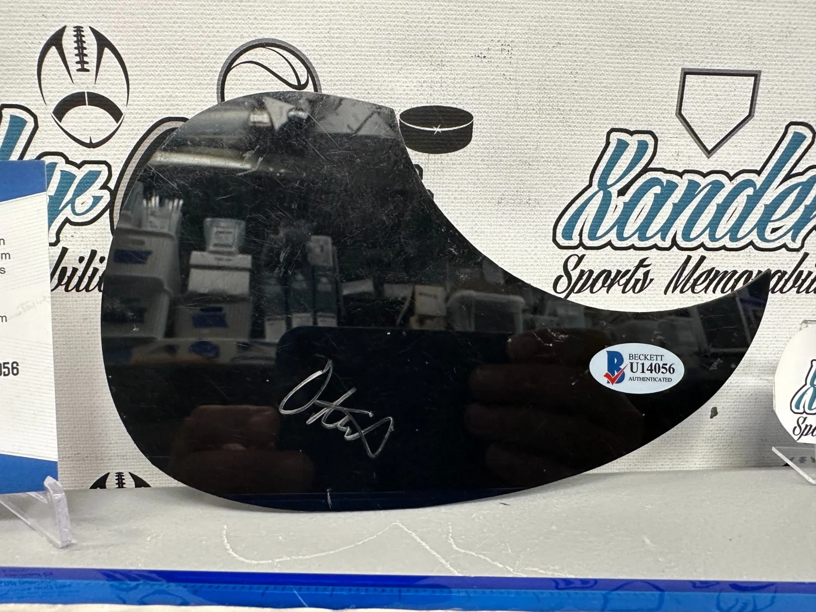 OTEIL BURBRIDGE SIGNED AUTOGRAPHED BLACK ACOUSTIC GUITAR PICK GUARD-BECKETT BAS, изображение 2