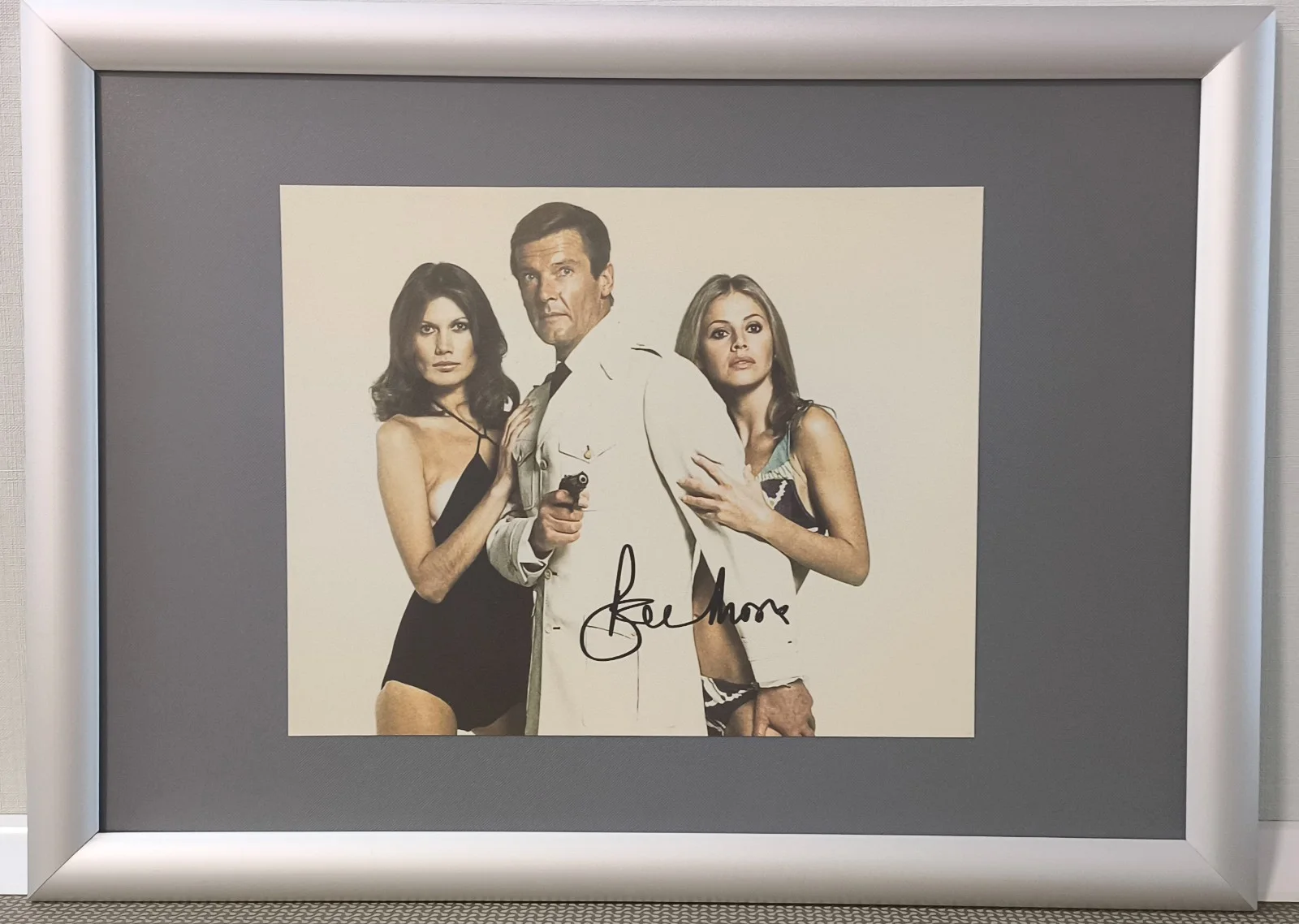 ROGER MOORE — ROGER MOORE SIGNED AUTOGRAPHED PHOTO 8X10 RARE