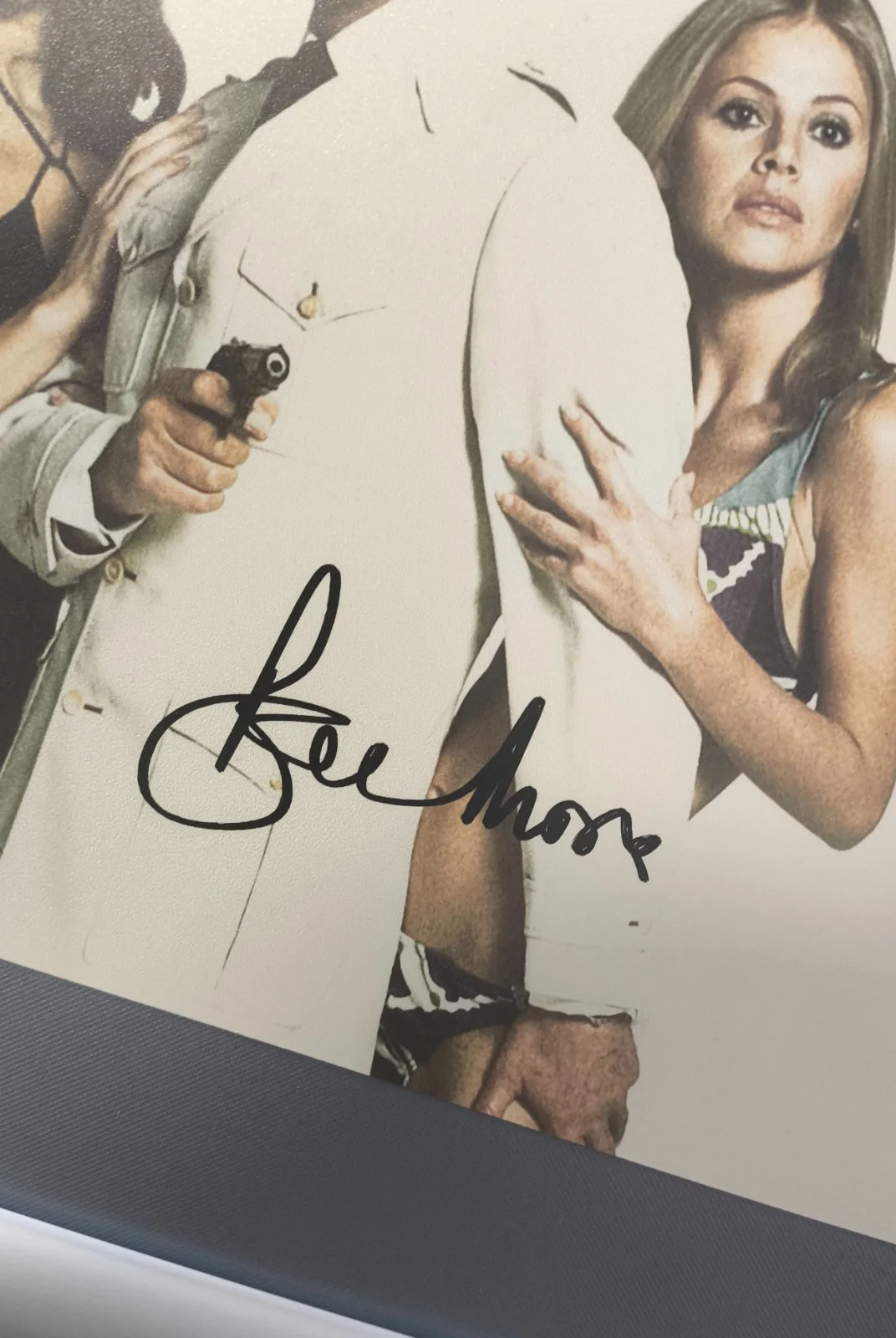 ROGER MOORE — ROGER MOORE SIGNED AUTOGRAPHED PHOTO 8X10 RARE, image 2