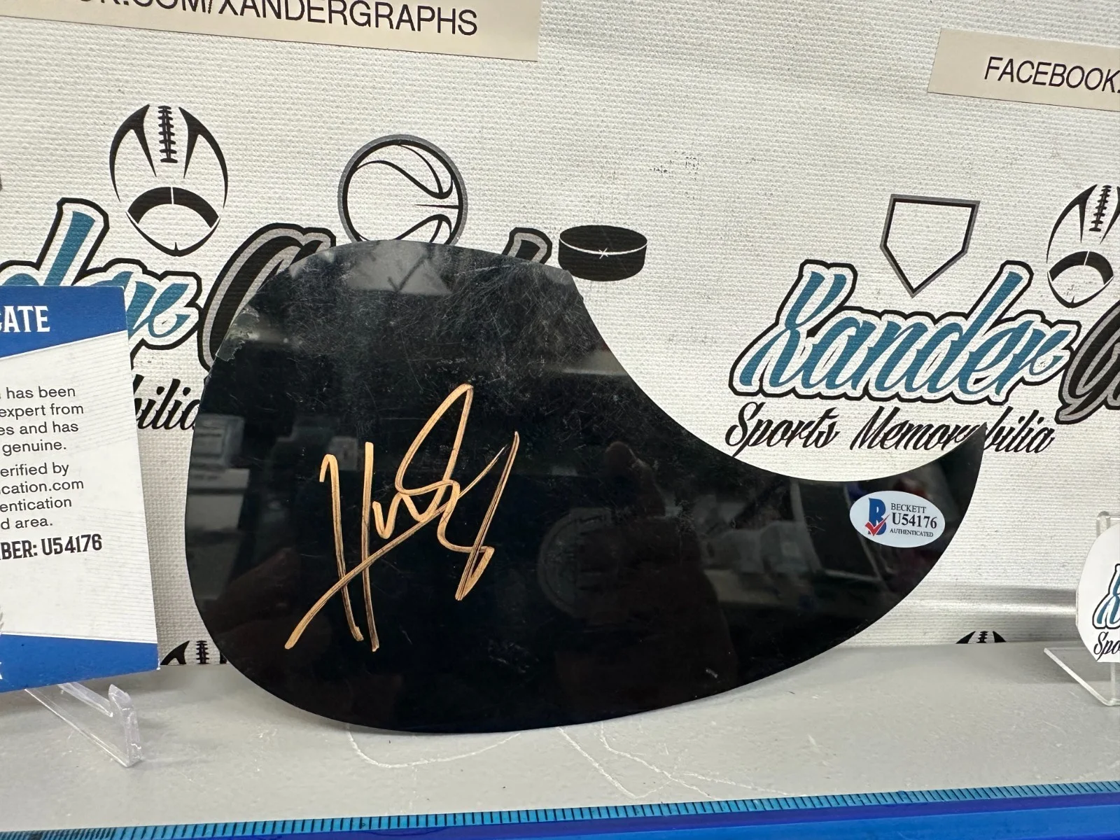 HUNTER HAYES SIGNED AUTOGRAPHED BLACK ACOUSTIC GUITAR PICK GUARD-BECKETT BAS, изображение 2