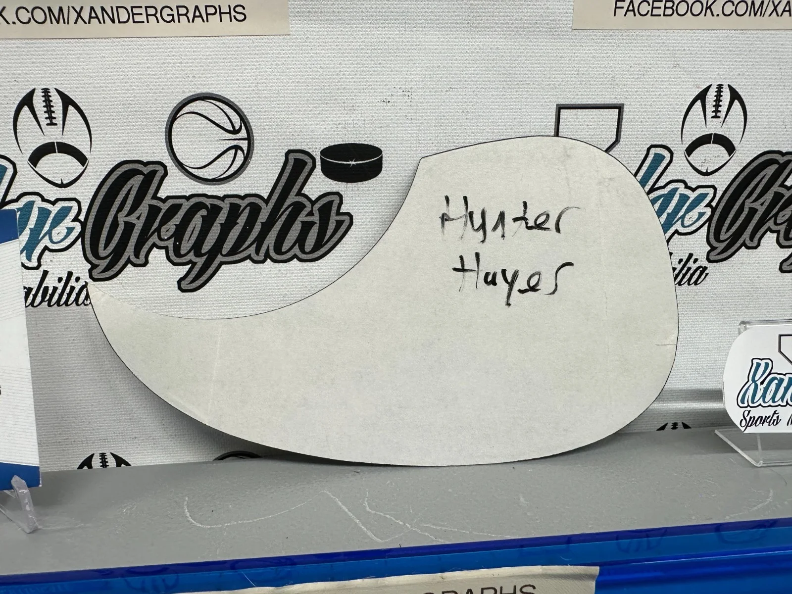 HUNTER HAYES SIGNED AUTOGRAPHED BLACK ACOUSTIC GUITAR PICK GUARD-BECKETT BAS, изображение 3