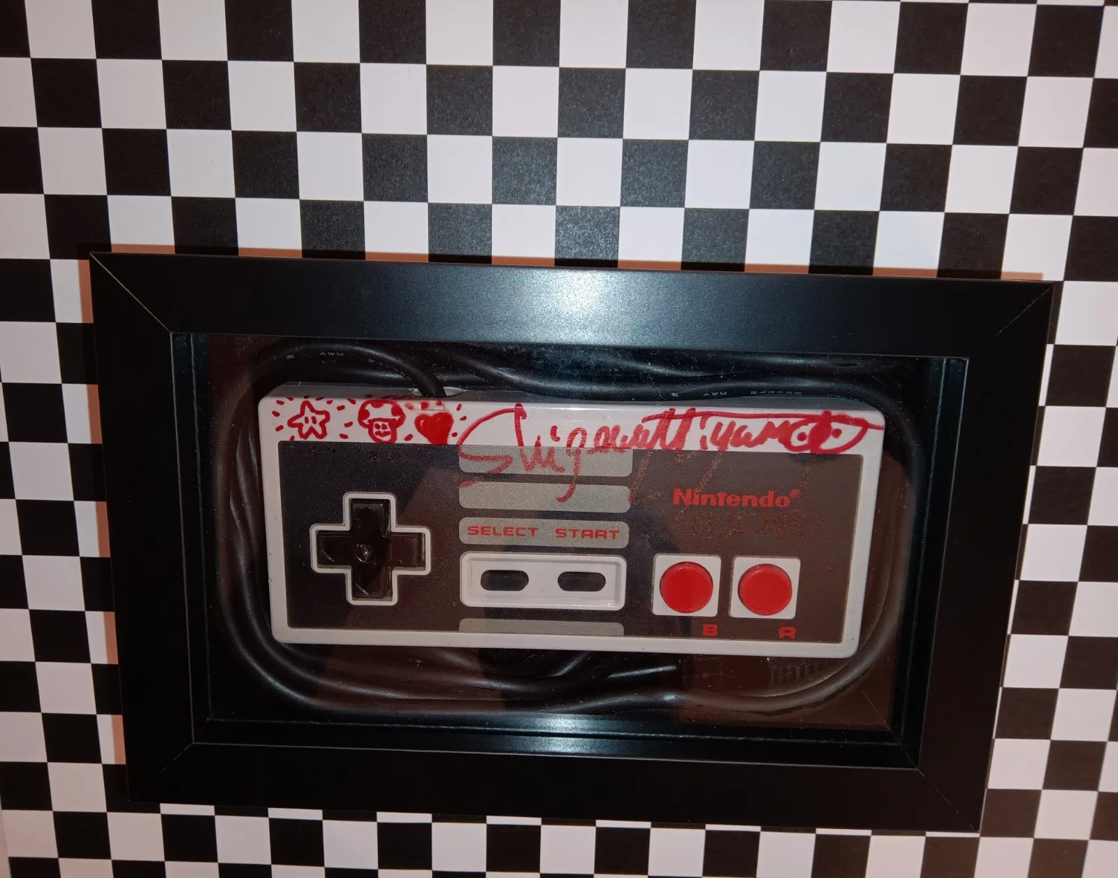 Shigeru Miyamoto — SHIGERU MIYAMOTO 1997 SIGNED & Sketches NINTENDO CONTROLLER AUTOGRAPH NES, image 2