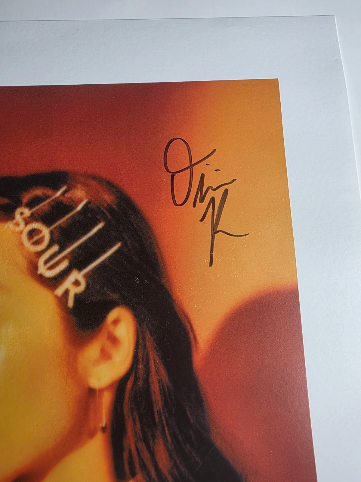 Olivia Rodrigo Hand SIGNED AUTOGRAPHED Sour hair 12x12 poster UK exclusive # 1, изображение 2