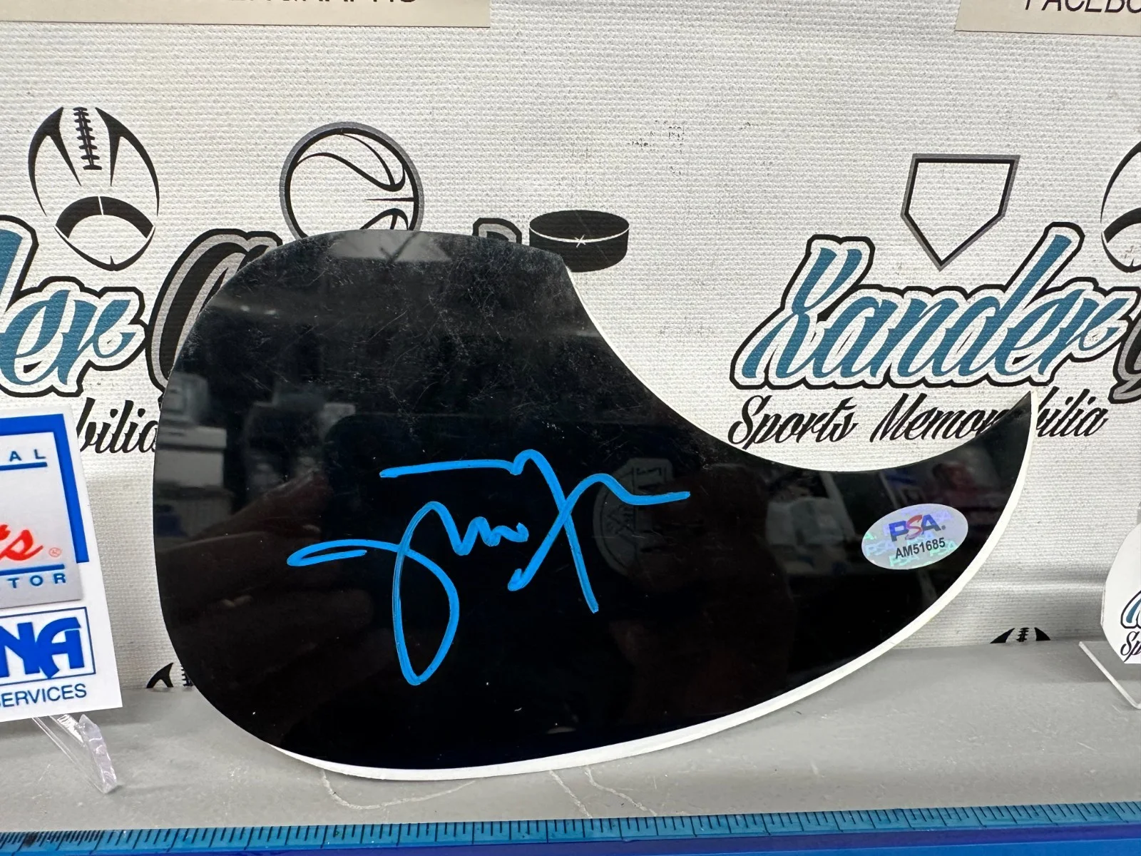 JERRY HAIRSTON TALKING HEADS SIGNED AUTOGRAPHED BLACK GUITAR PICK GUARD-PSA COA, image 2