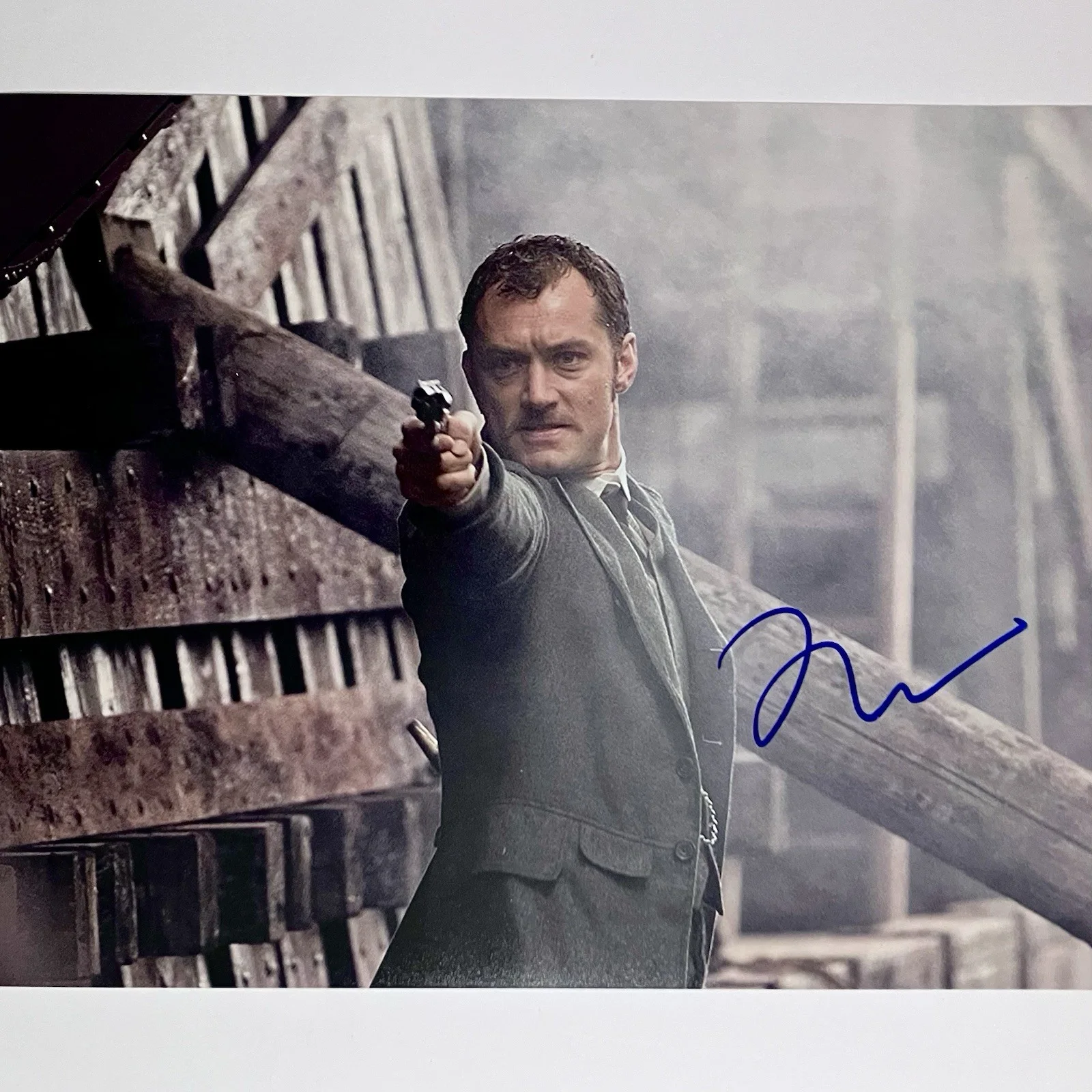 Jude Law — JUDE LAW Signed 8x10 Photo / SHERLOCK HOLMES, Fantastic Beasts, CAPTAIN MARVEL, изображение 2