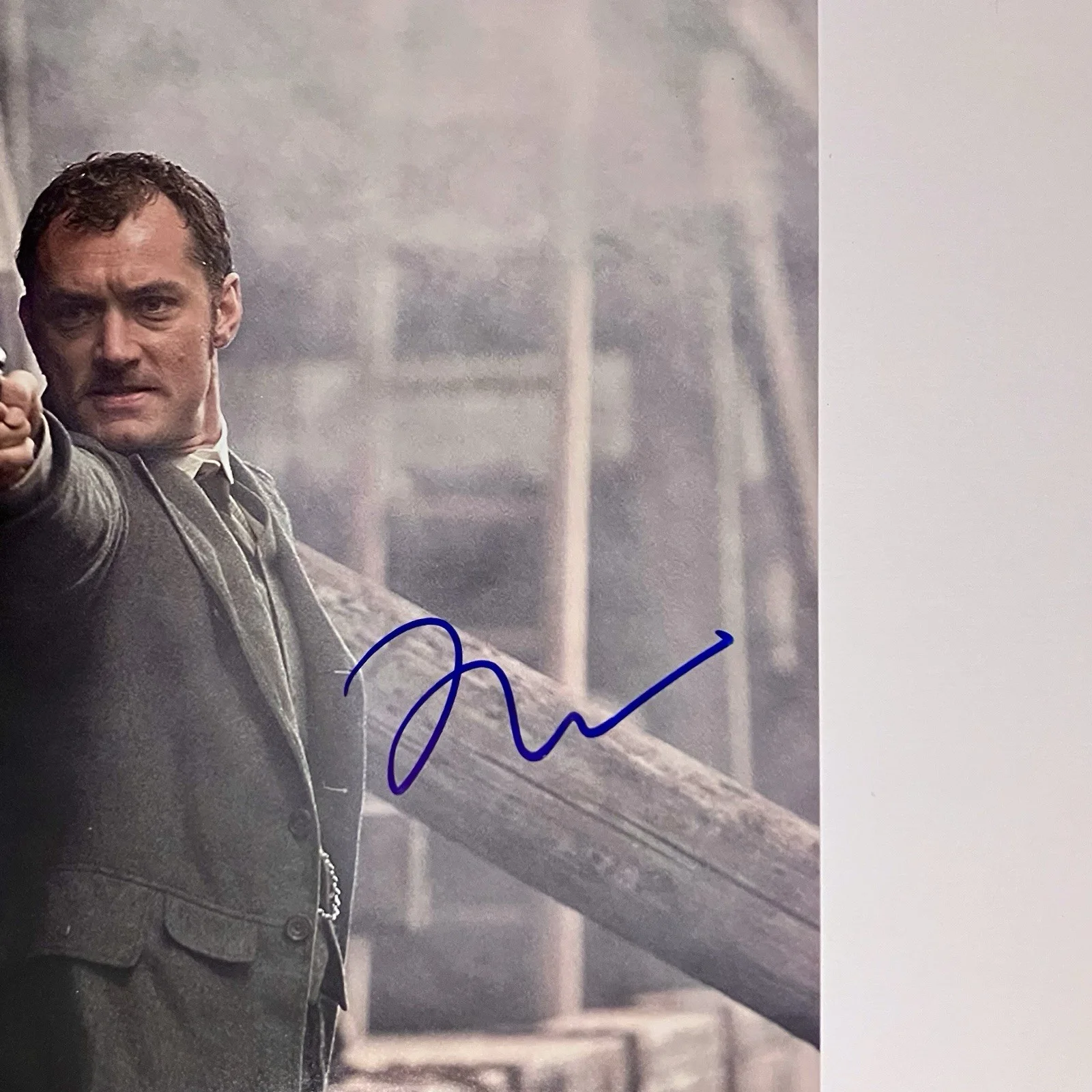 Jude Law — JUDE LAW Signed 8x10 Photo / SHERLOCK HOLMES, Fantastic Beasts, CAPTAIN MARVEL, изображение 4