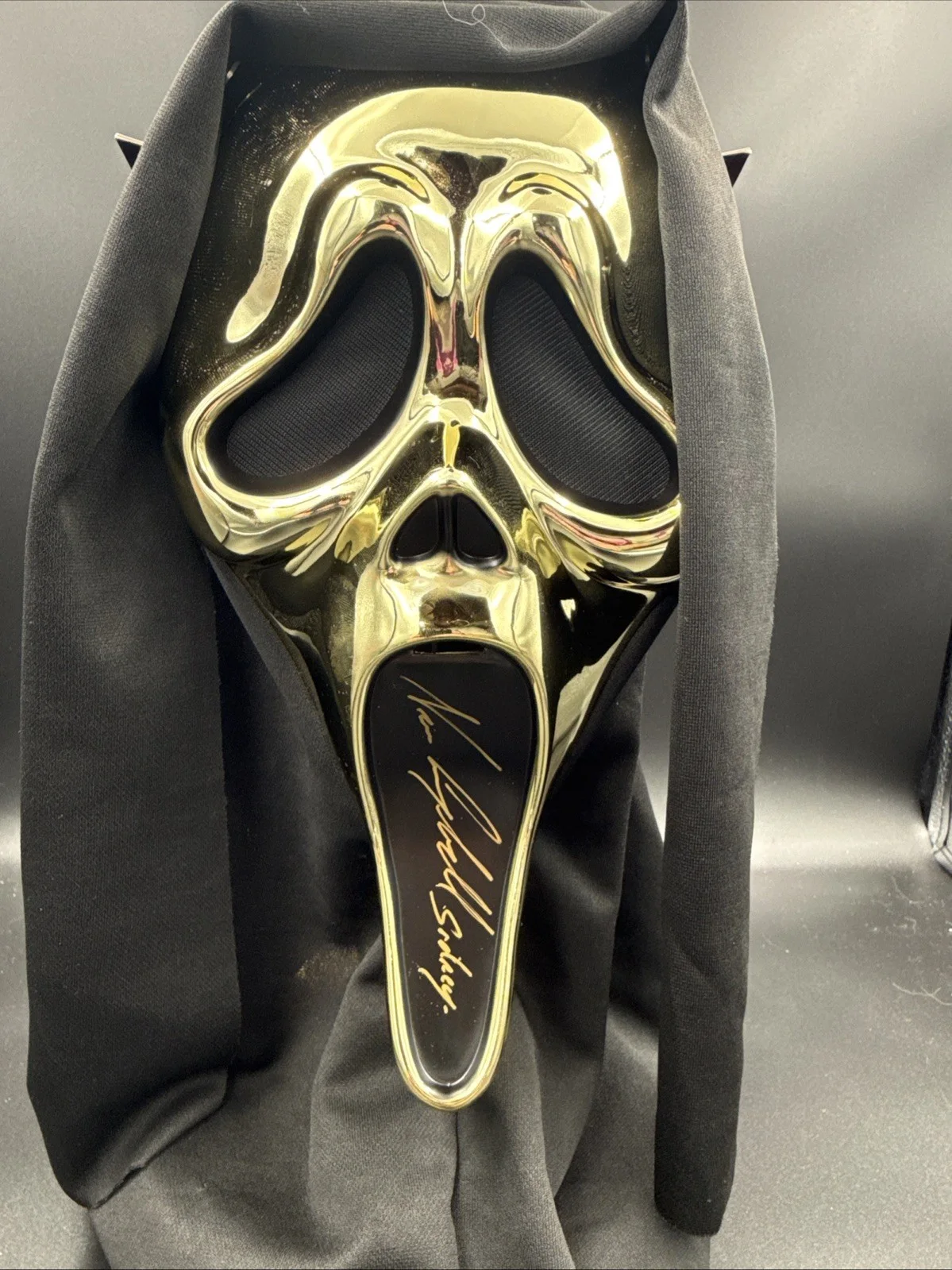 Neve Campbell — Neve Campbell Signed Fun World GhostFace Golden Mask Beckett Witnessed Scream