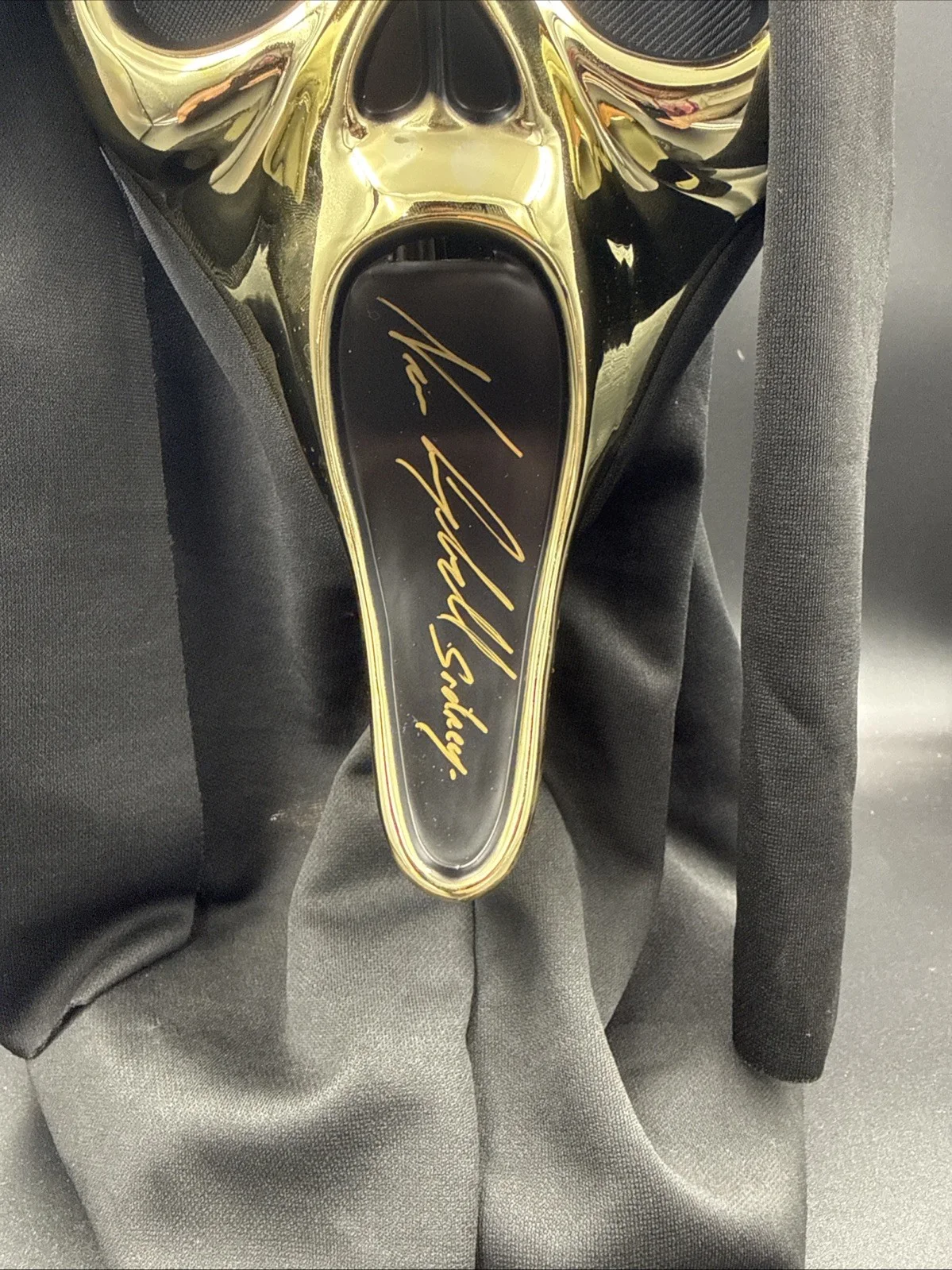Neve Campbell — Neve Campbell Signed Fun World GhostFace Golden Mask Beckett Witnessed Scream, изображение 2