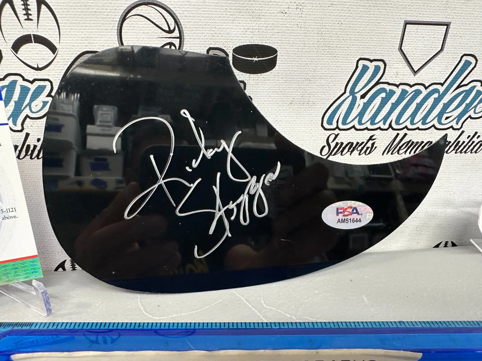RICKY SKAGGS COUNTRY SIGNED AUTOGRAPHED BLACK GUITAR ACOUSTIC PICK GUARD-PSA COA, изображение 2