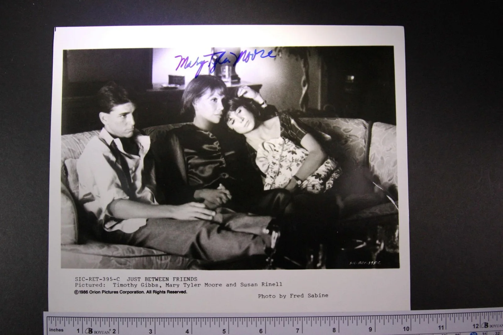Mary Tyler Moore — MARY TYLER MOORE (1936-2017) (THE MARY TYLER MOORE SHOW) AUTOGRAPH PHOTO~