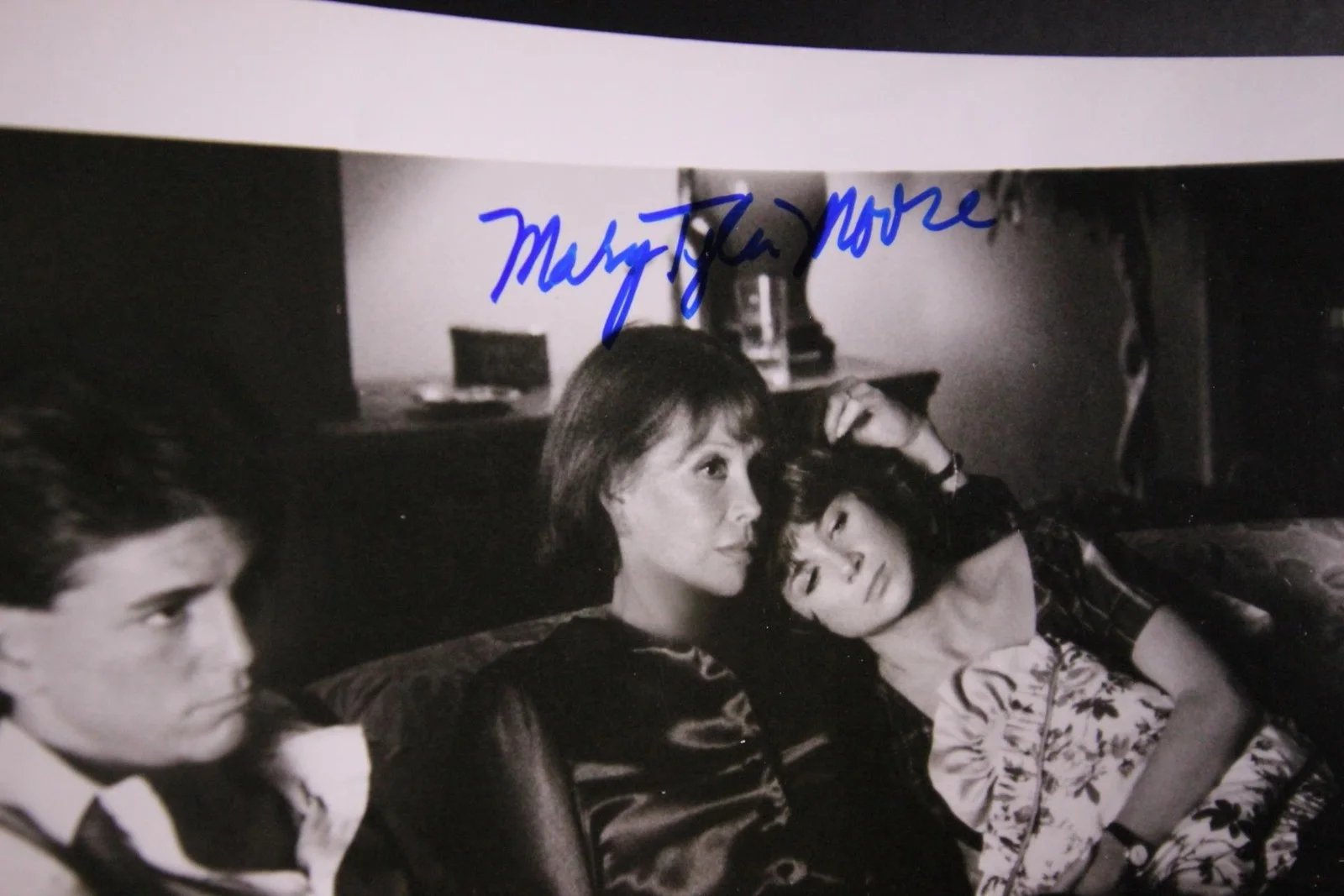 Mary Tyler Moore — MARY TYLER MOORE (1936-2017) (THE MARY TYLER MOORE SHOW) AUTOGRAPH PHOTO~, изображение 2
