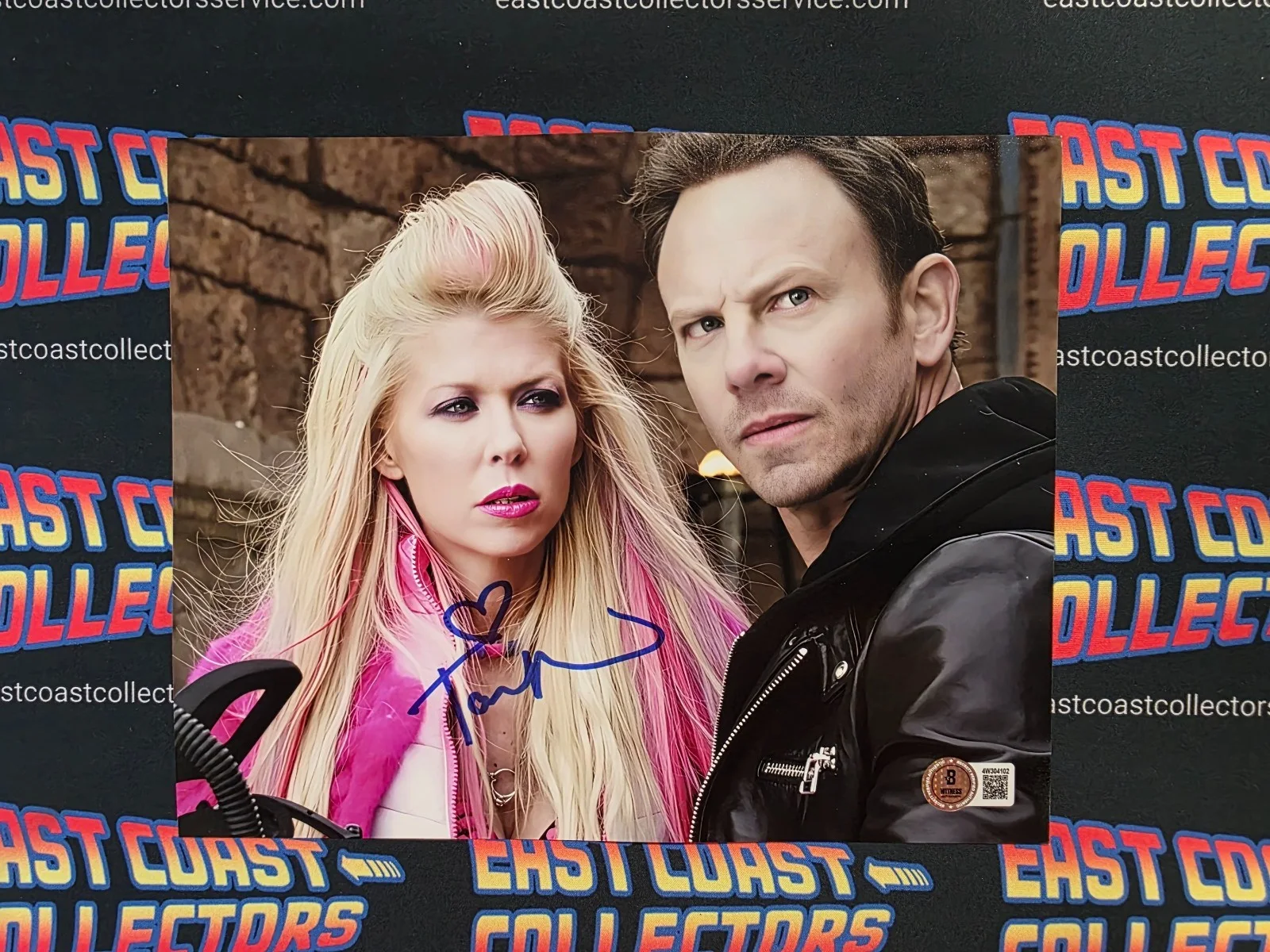 Tara Reid — Tara Reid signed 8x10 Beckett auhentic Sharnado American Pie