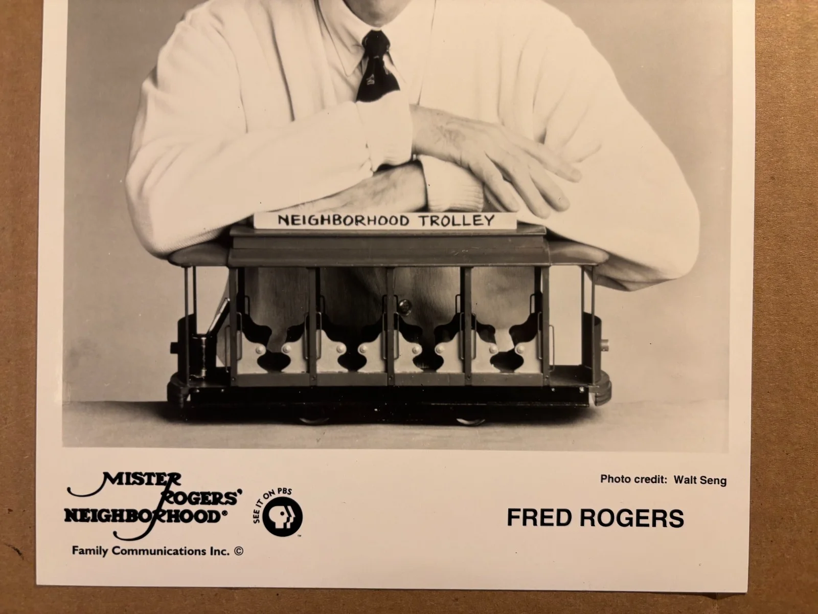 Fred Rogers Rare Autographed 8/10 Photo 90s Mr. Rogers Neighborhood, изображение 3