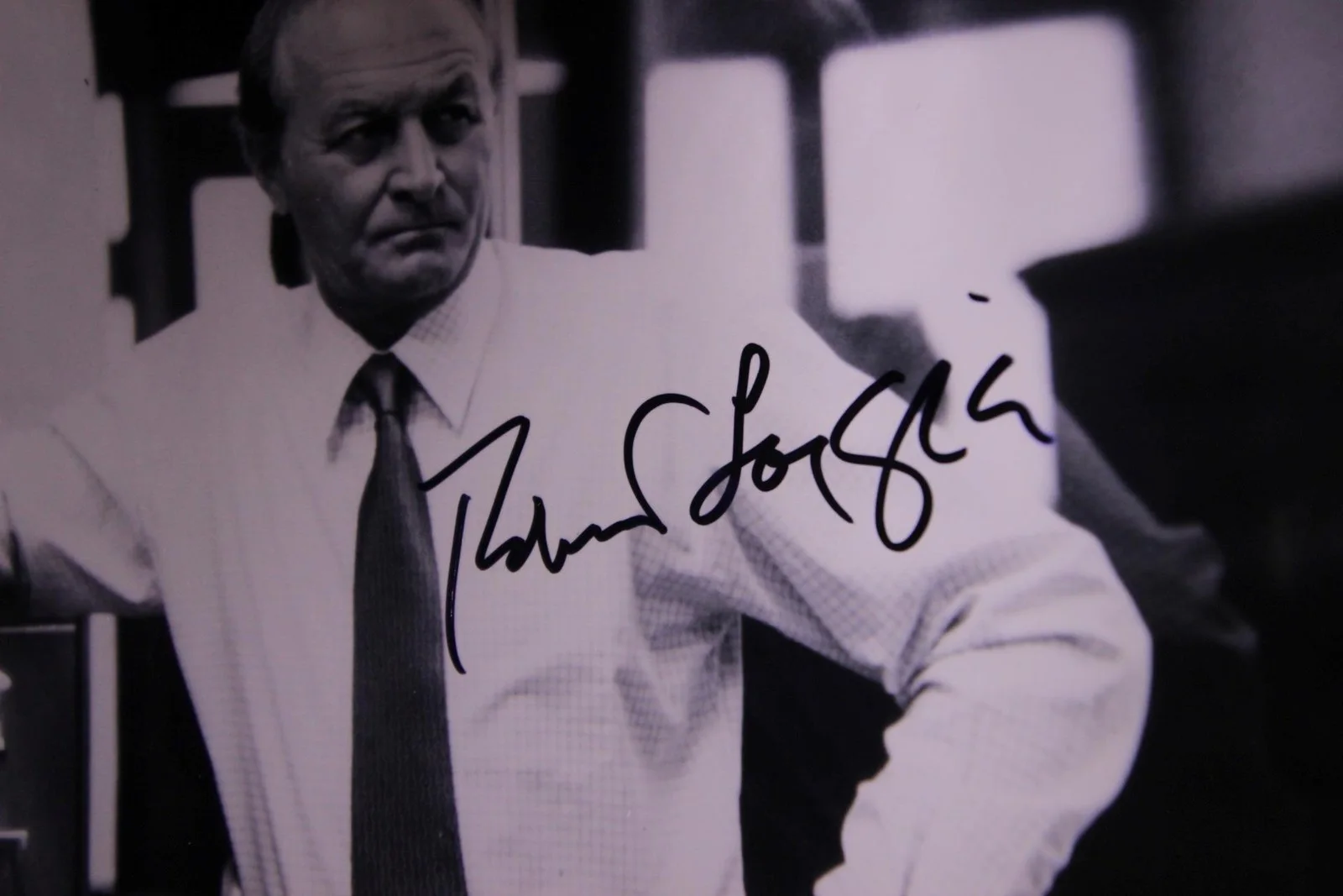 Robert Loggia — ROBERT LOGGIA (1930-2015) (BIG~PRIZZI'S HONOR~JAGGED EDGE) AUTOGRAPH PHOTO~, image 2