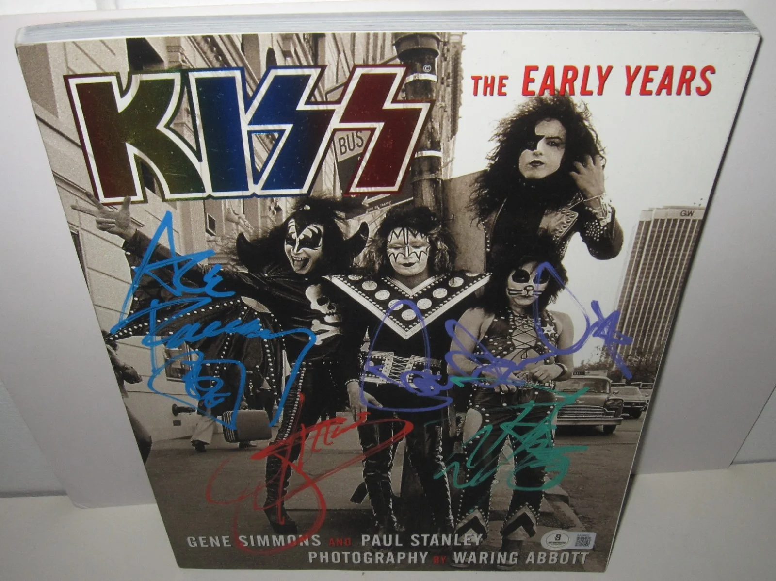 KISS SIGNED THE EARLY YEARS BOOK GENE SIMMONS ROCK AUTOGRAPH BECKETT LOA X4, изображение 2
