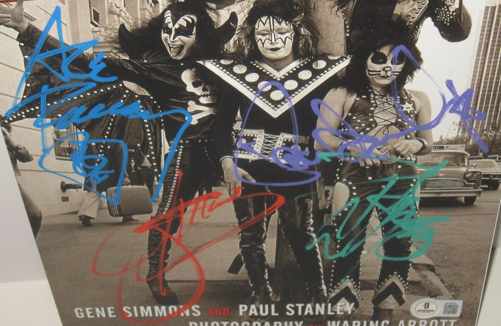 KISS SIGNED THE EARLY YEARS BOOK GENE SIMMONS ROCK AUTOGRAPH BECKETT LOA X4, изображение 3
