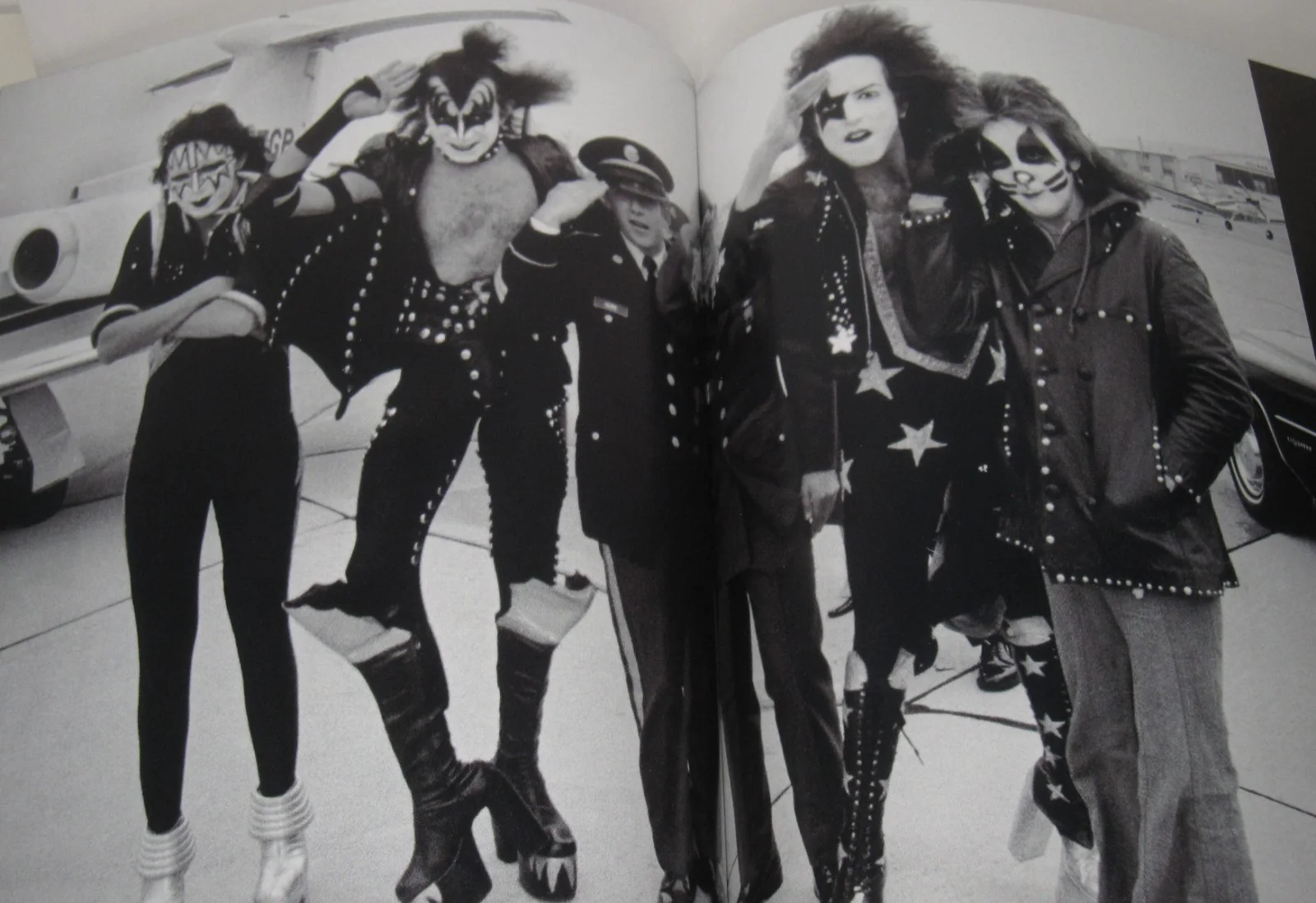 KISS SIGNED THE EARLY YEARS BOOK GENE SIMMONS ROCK AUTOGRAPH BECKETT LOA X4, изображение 4