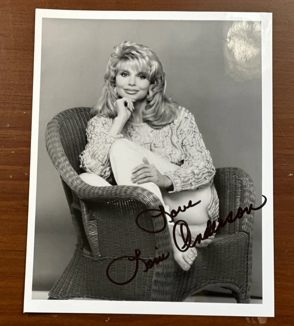 Loni Anderson — LONI ANDERSON (WKRP in CINCINNATI) SIGNED 8x10 B&W PHOTOGRAPH AUTOGRAPHED