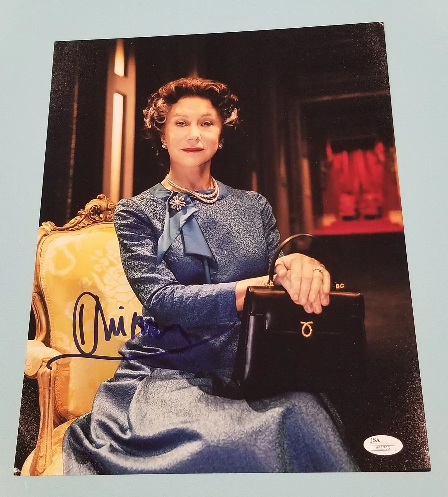 Helen Mirren — Helen Mirren Signed Autographed 11 x 14 Photo The Audience Actress JSA COA