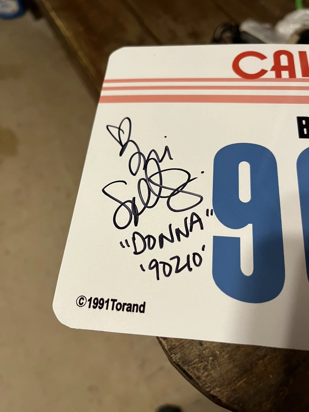 Tori Spelling — Tori Spelling Donna Martin Bevery Hills 90210 Signed License Plate PSA COA Auto, изображение 2