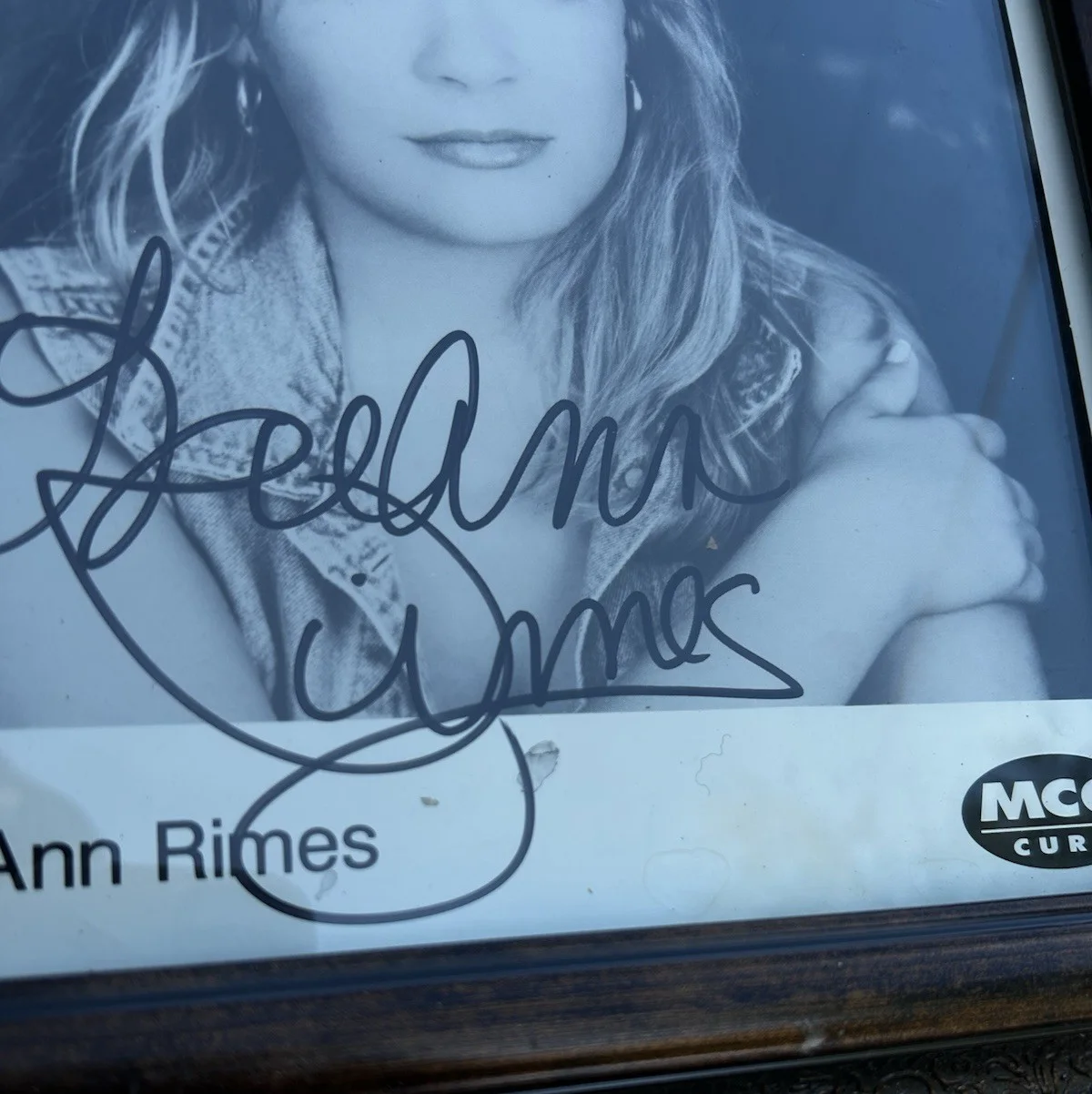 LeAnn Rimes Signed 8x10 Promo Photo County Autograph MCG Records Water Stains, изображение 3
