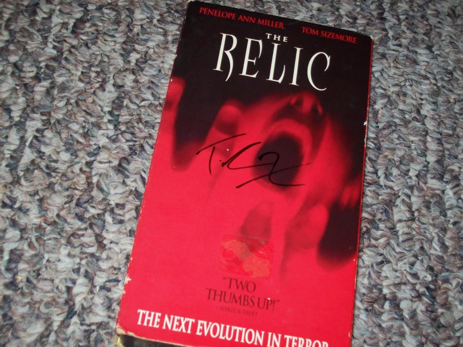 Tom Sizemore Hand Signed Autographed The Relic VHS Movie, изображение 2