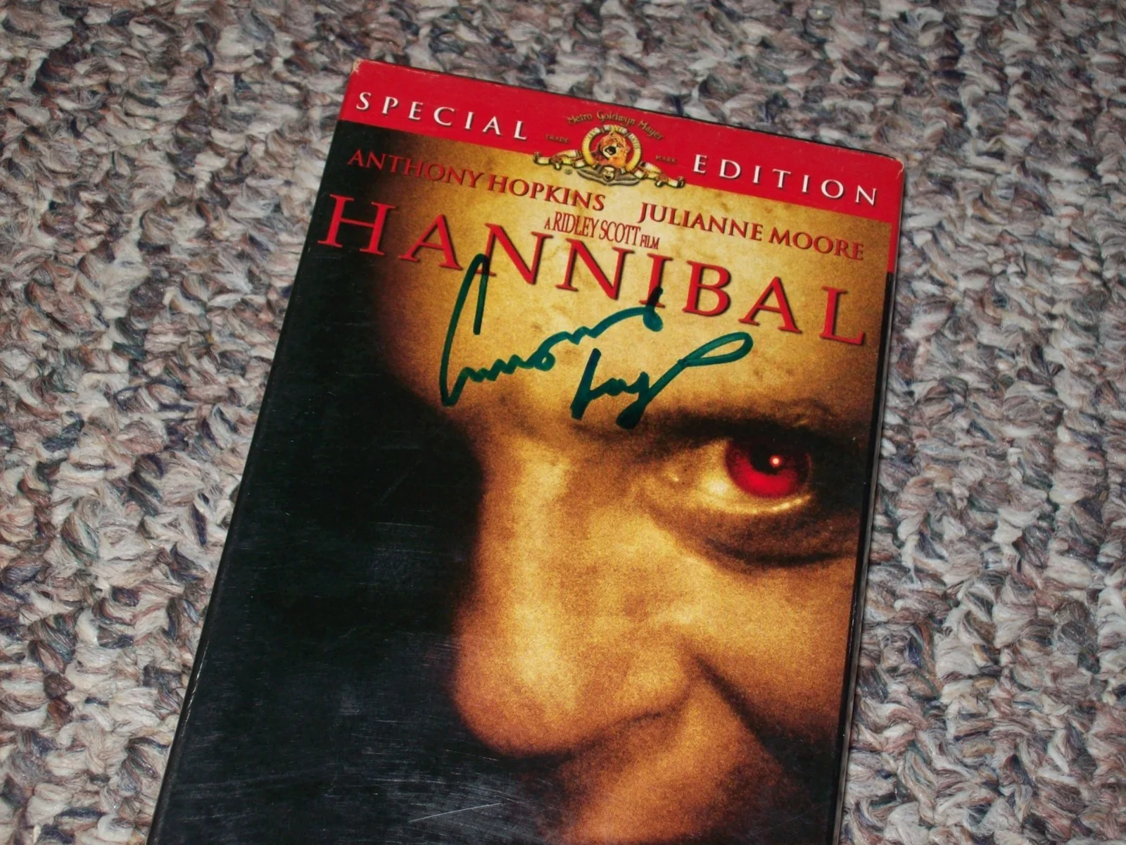 Anthony Hopkins Hand Signed Autographed Hannibal VHS Movie, image 2