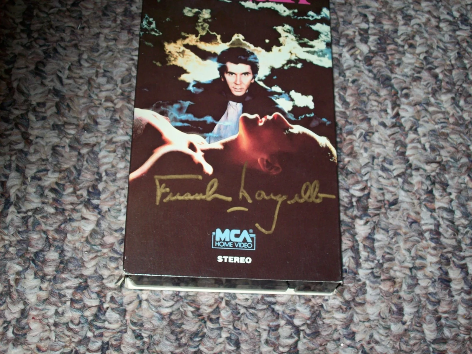 Frank Langella Hand Signed Autographed Dracula VHS Movie, изображение 2