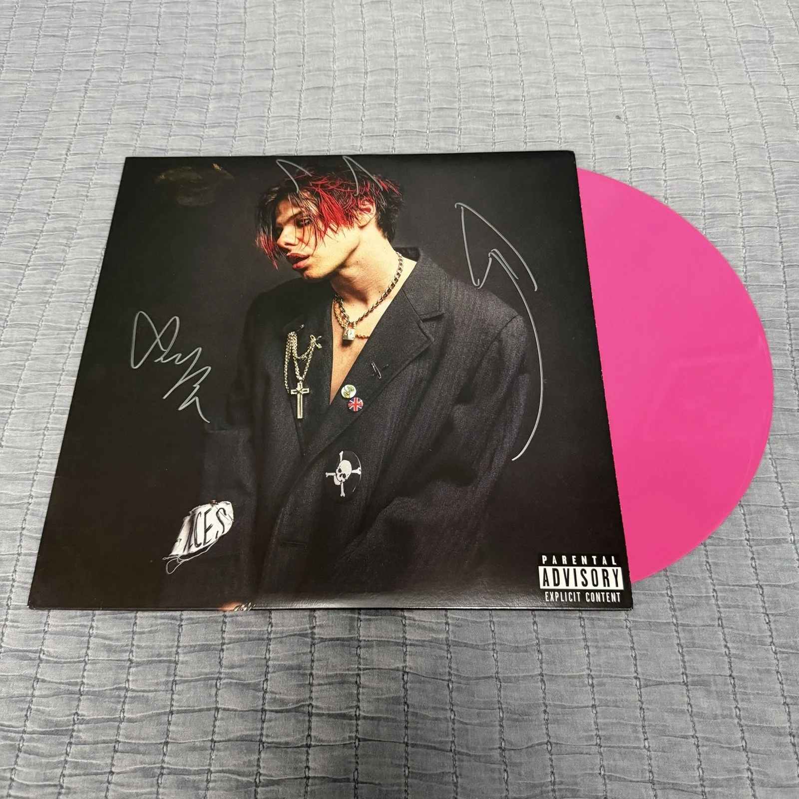 YUNGBLUD - YUNGBLUD SIGNED, DRAWING AND KISSED VINYL, image 3