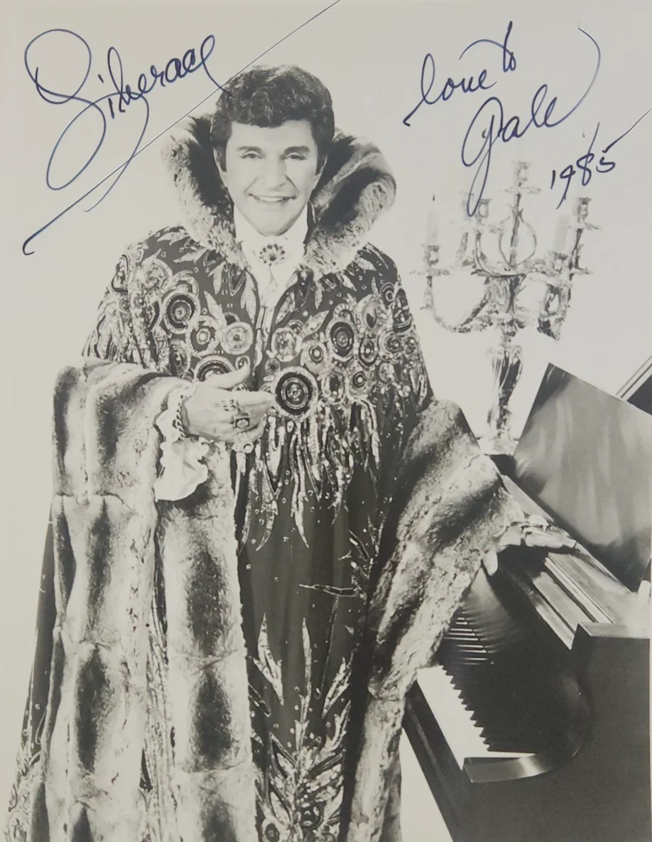 Awesome! LIBERACE hand SIGNED Promo Photo w Piano, Fur, Jewels, and Candelabra!, изображение 2