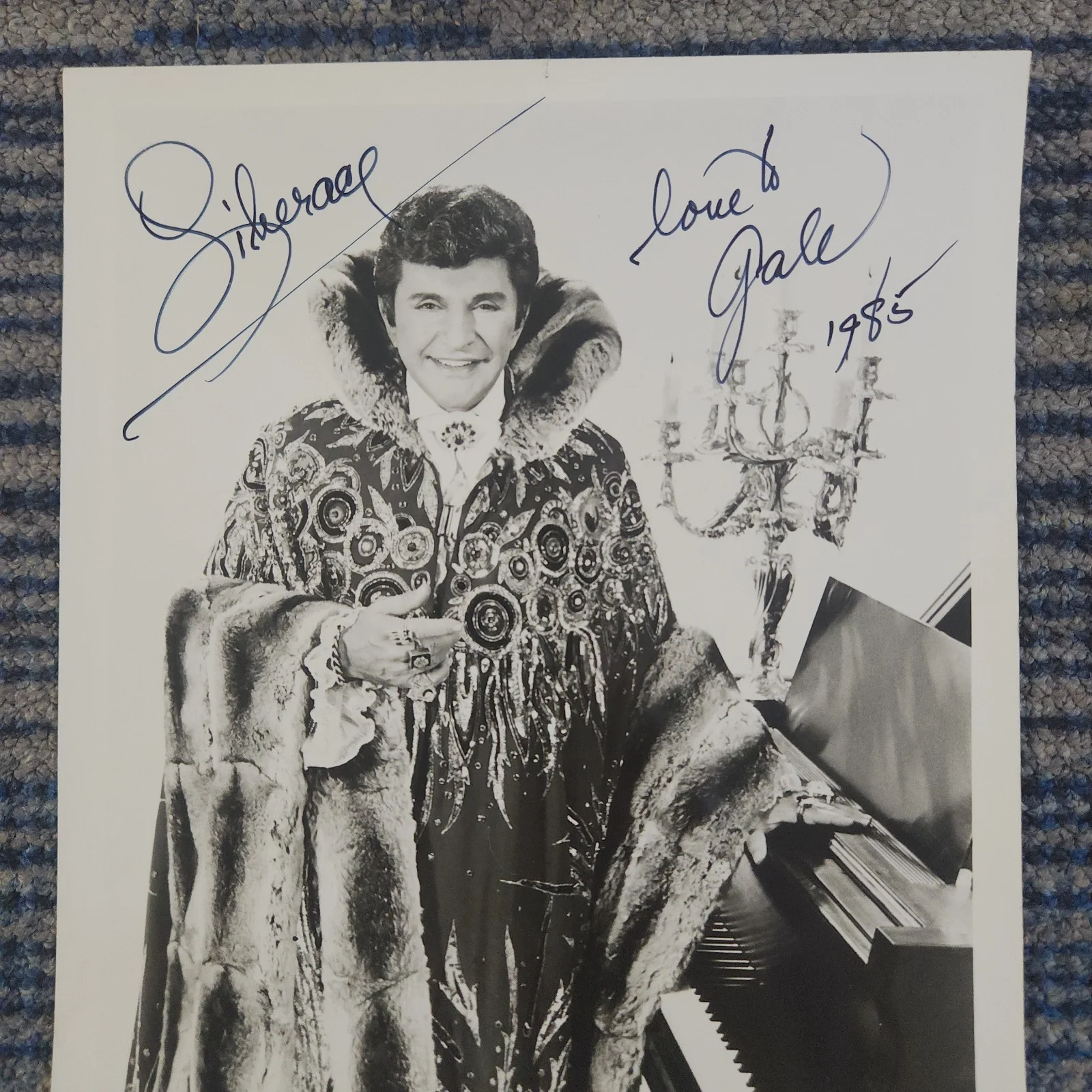 Awesome! LIBERACE hand SIGNED Promo Photo w Piano, Fur, Jewels, and Candelabra!, изображение 3